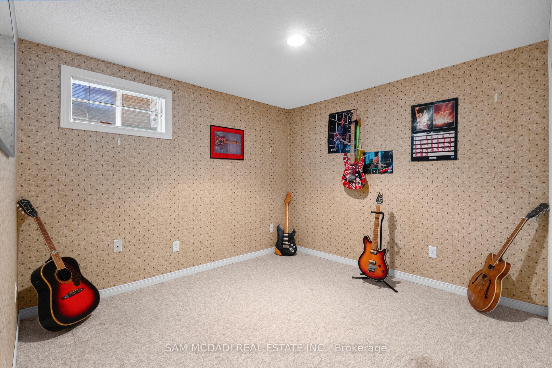 1077 Saginaw Crescent