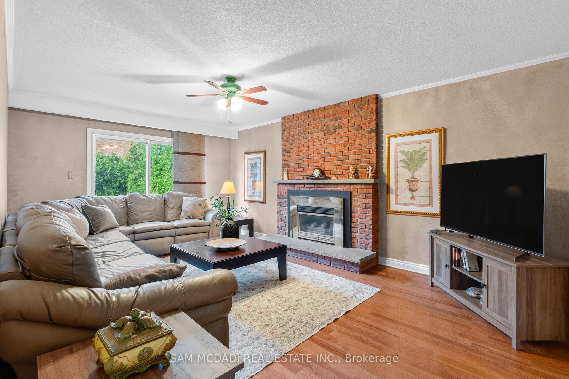 1077 Saginaw Crescent