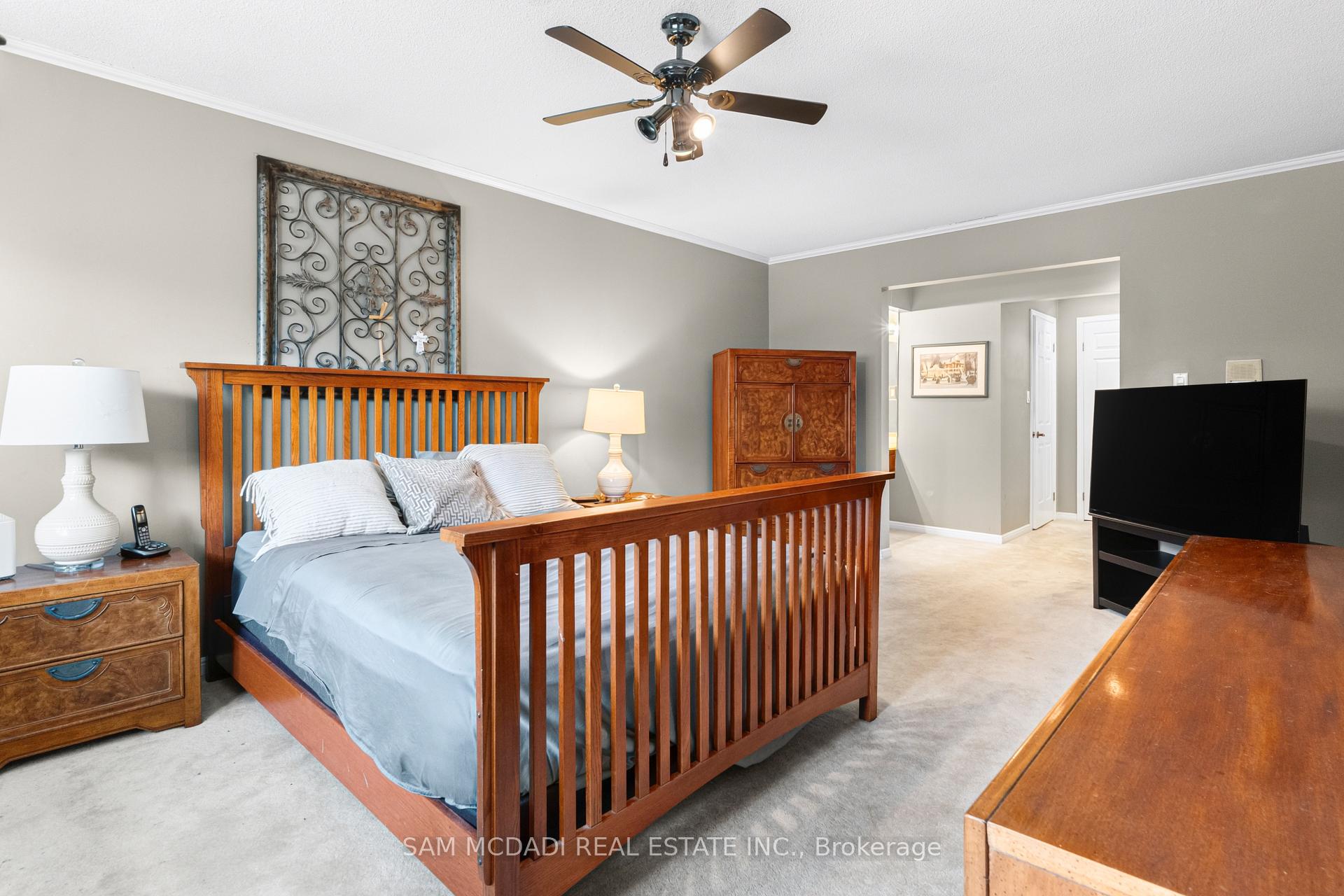 1077 Saginaw Crescent