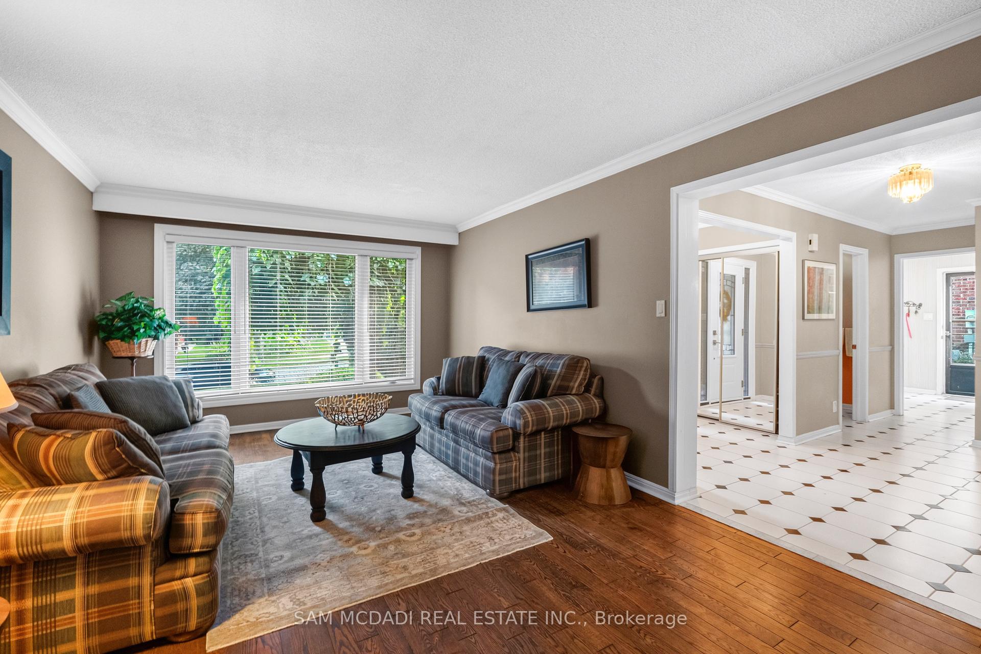 1077 Saginaw Crescent