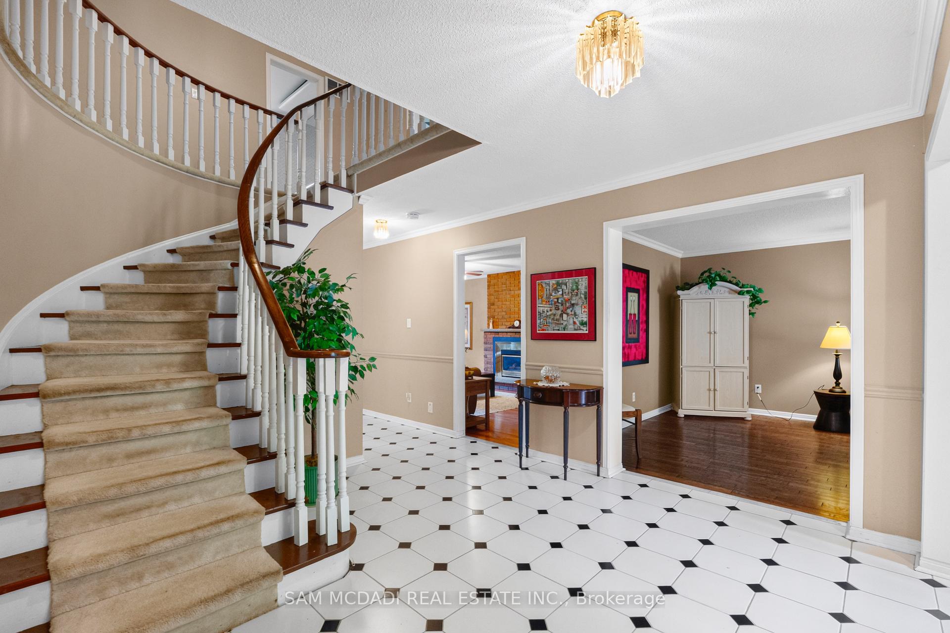 1077 Saginaw Crescent