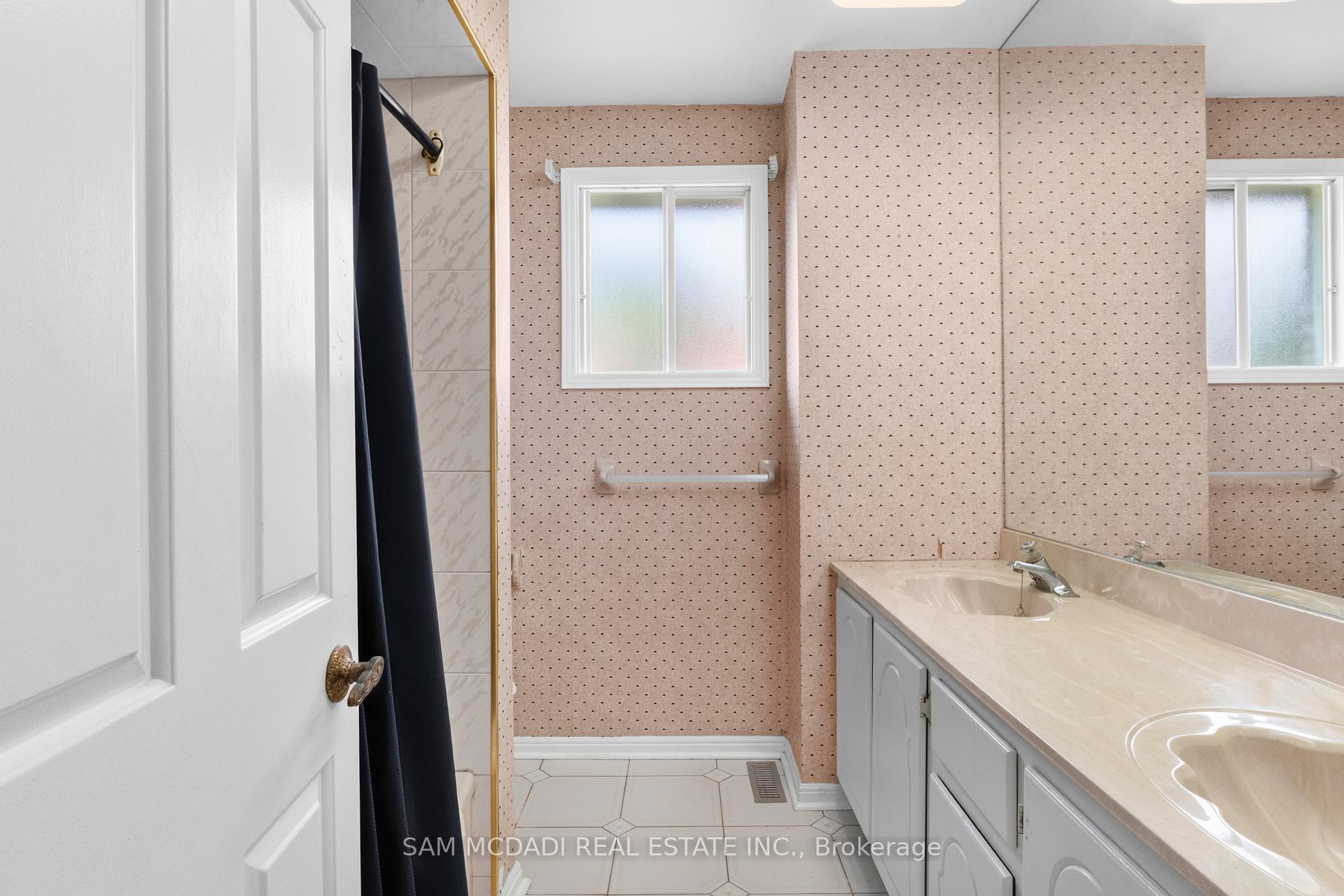 1077 Saginaw Crescent