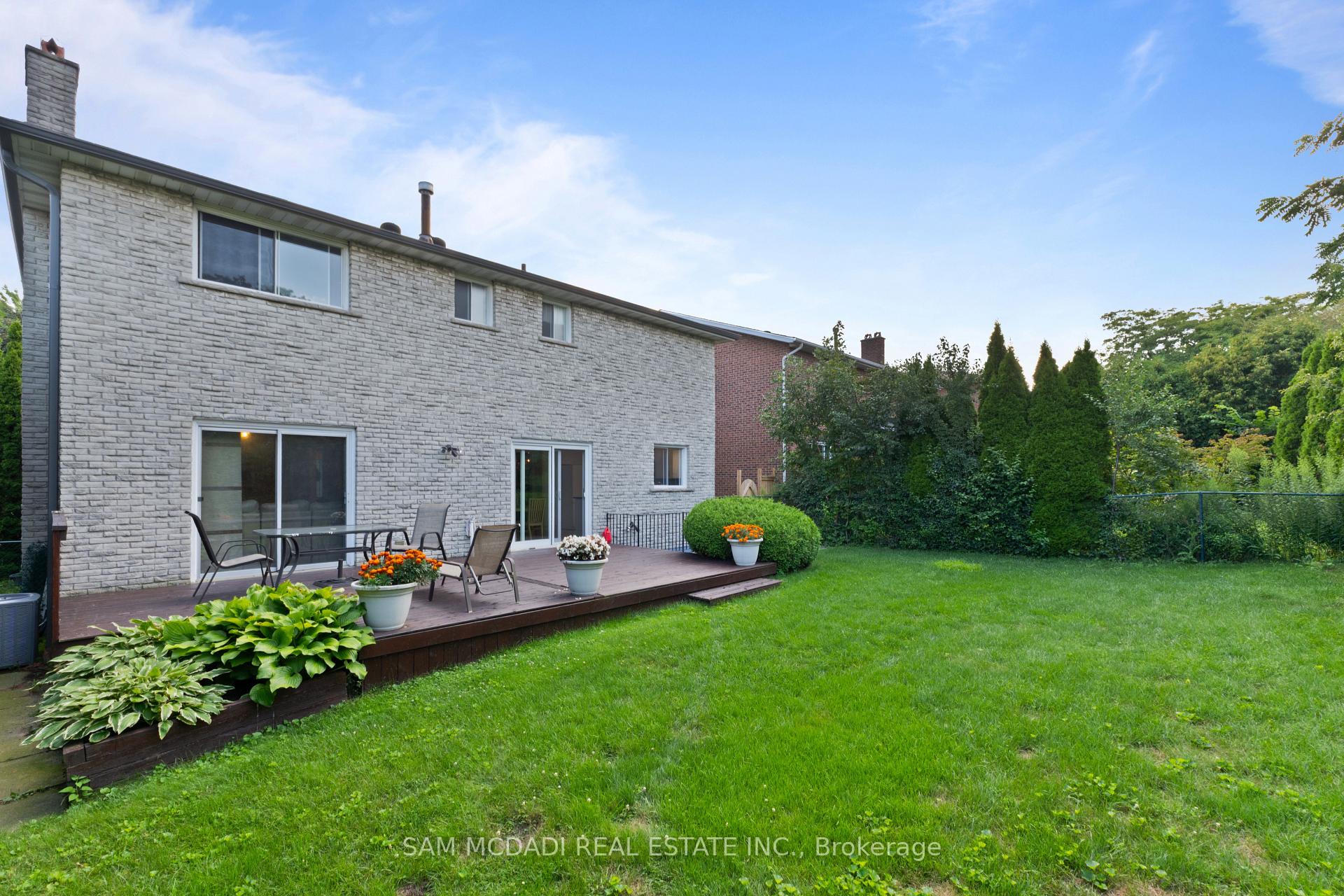 1077 Saginaw Crescent
