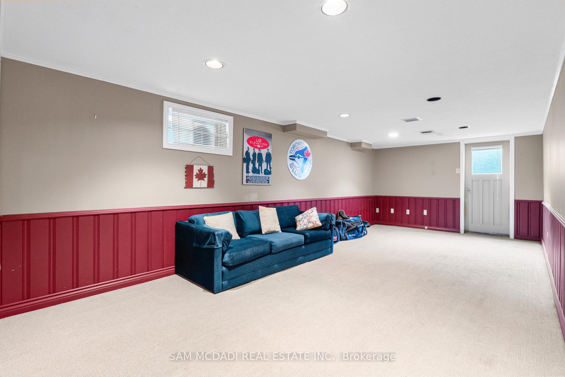 1077 Saginaw Crescent