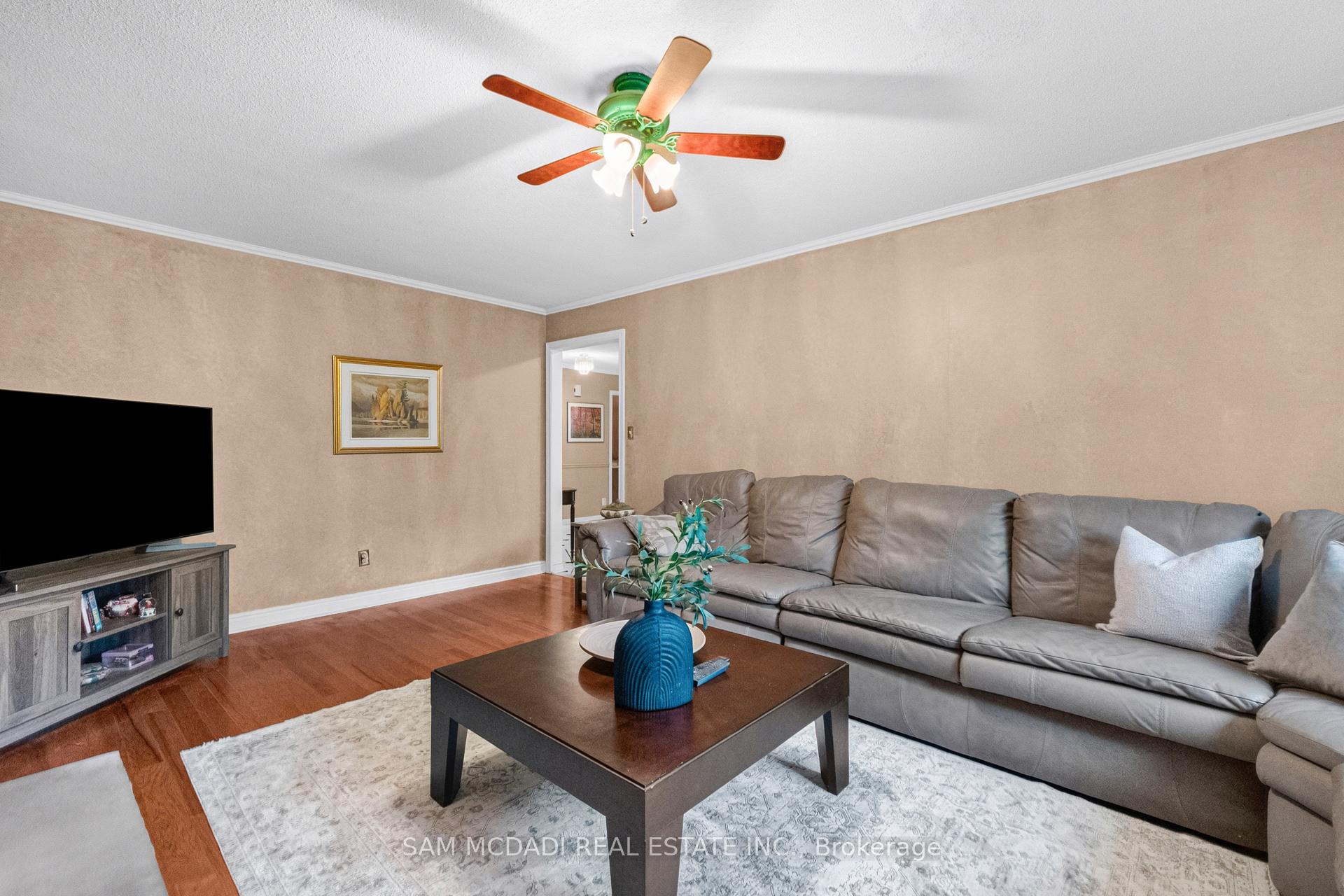 1077 Saginaw Crescent