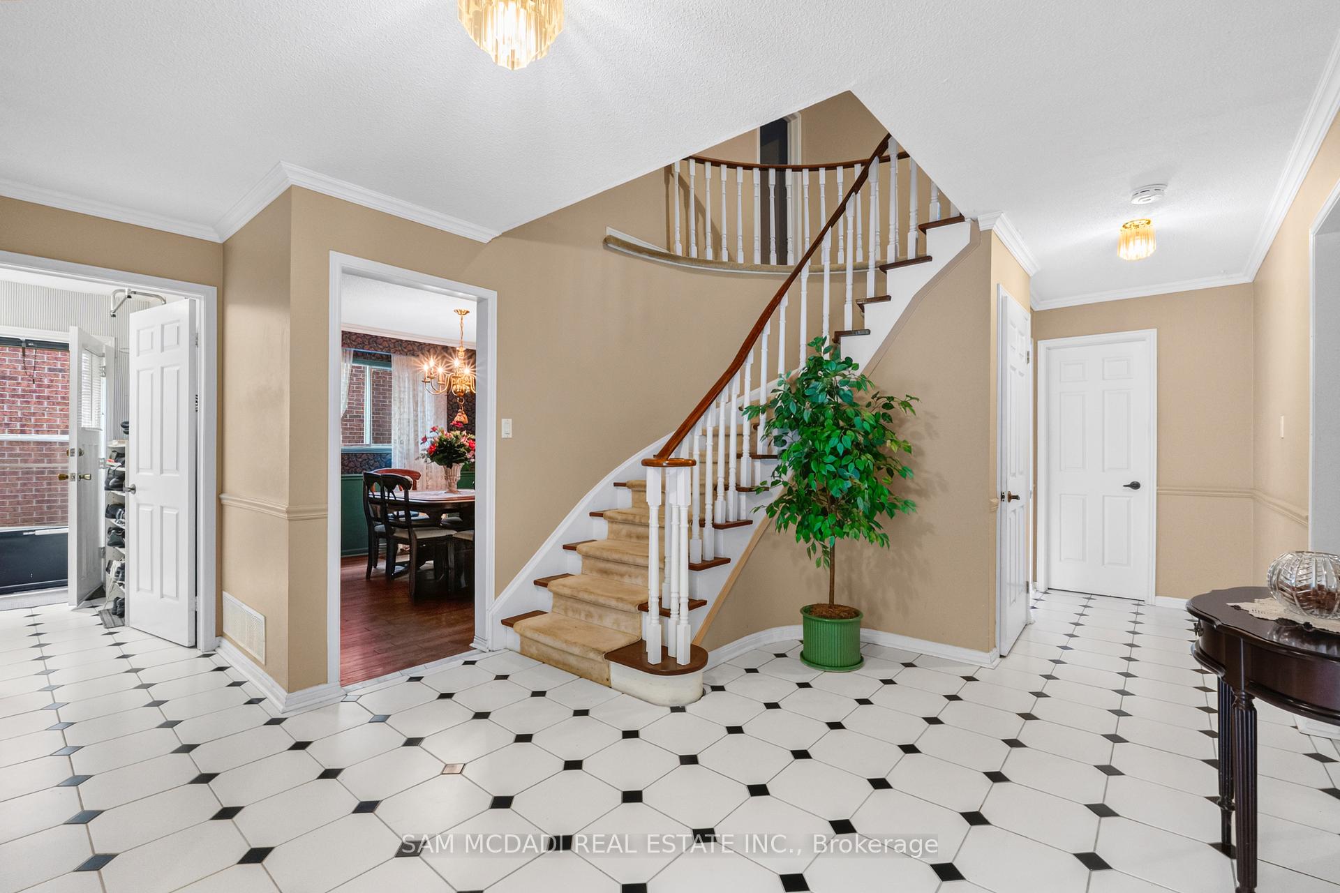 1077 Saginaw Crescent