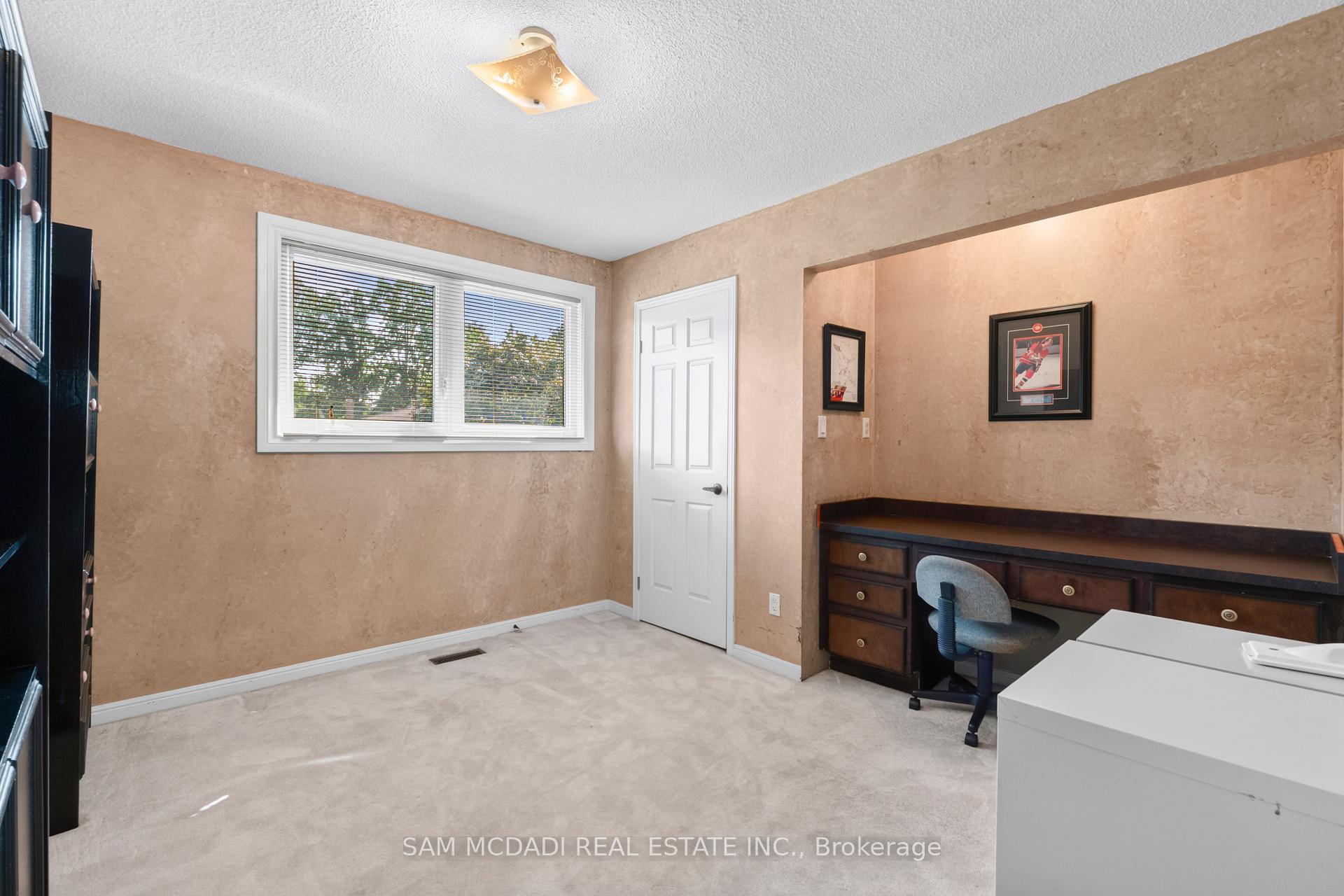 1077 Saginaw Crescent