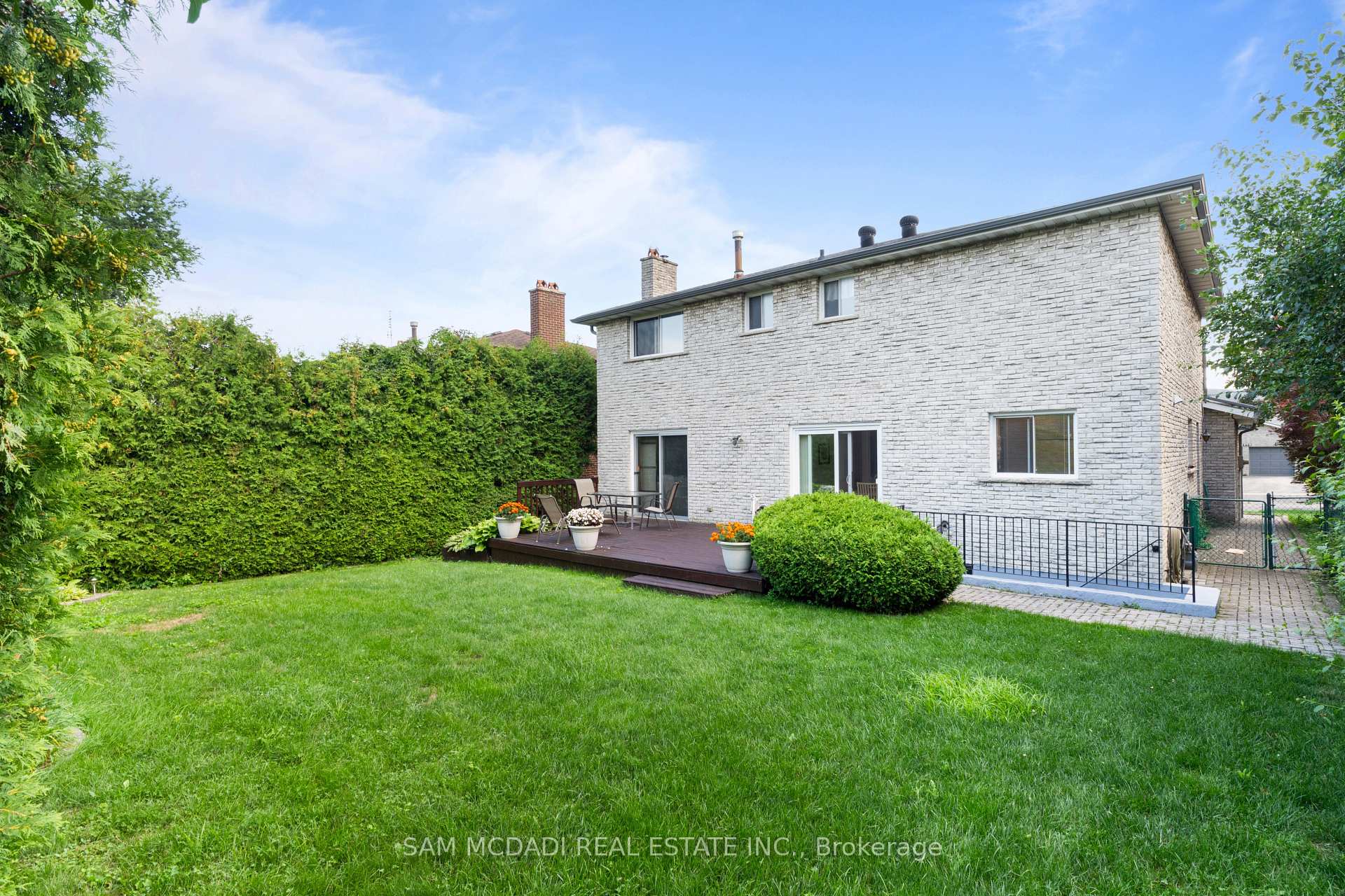 1077 Saginaw Crescent