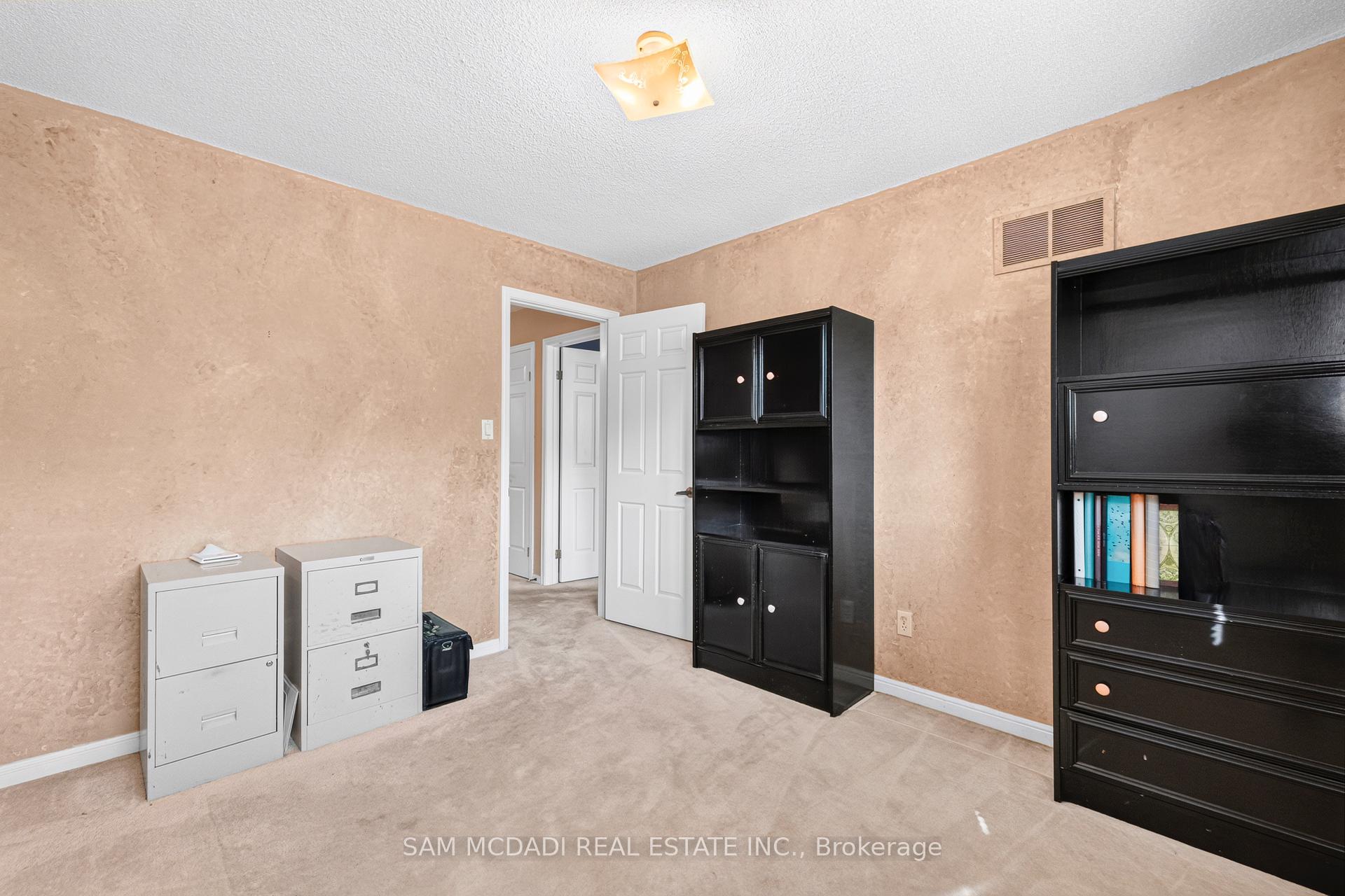 1077 Saginaw Crescent