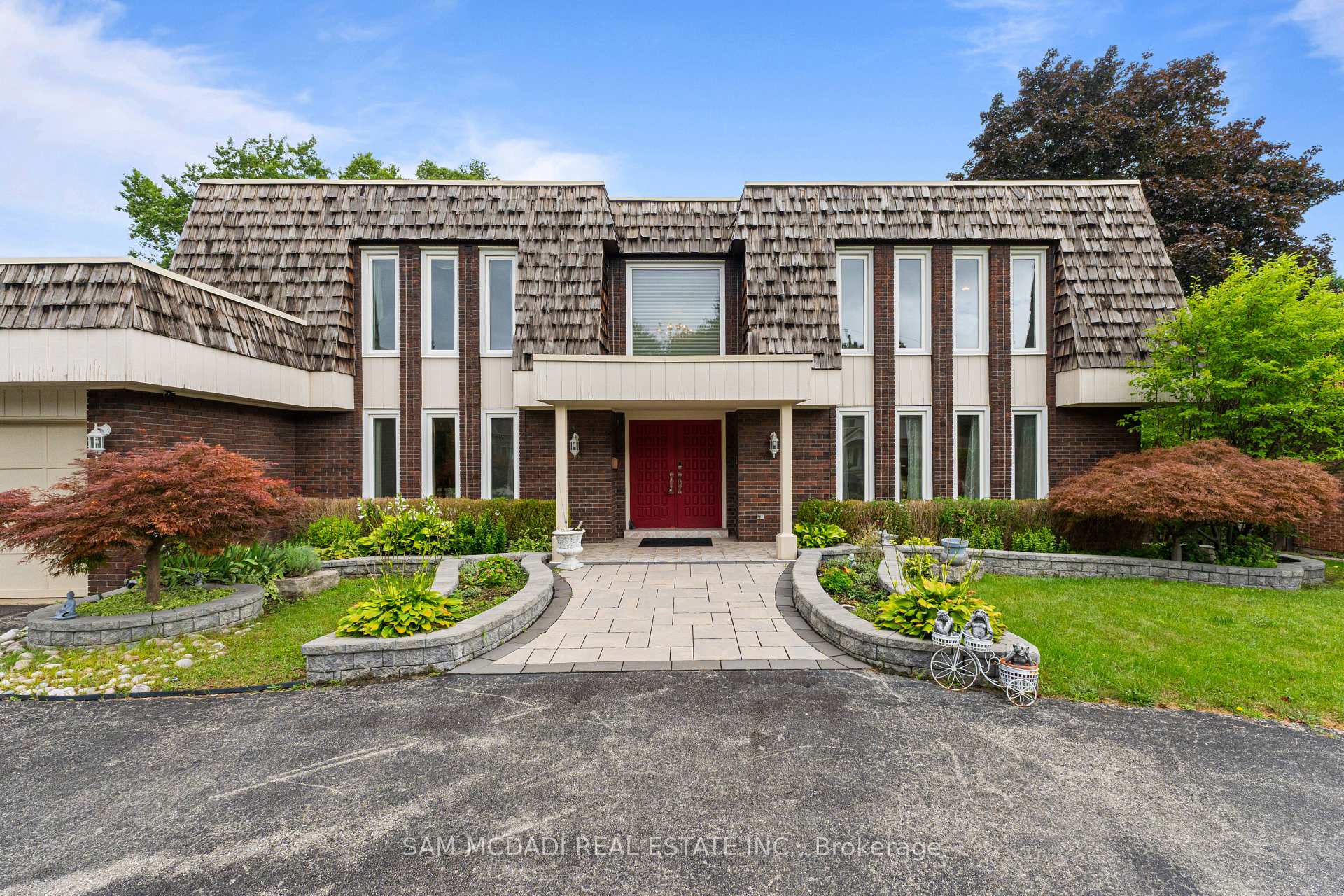 2145 Oneida Crescent