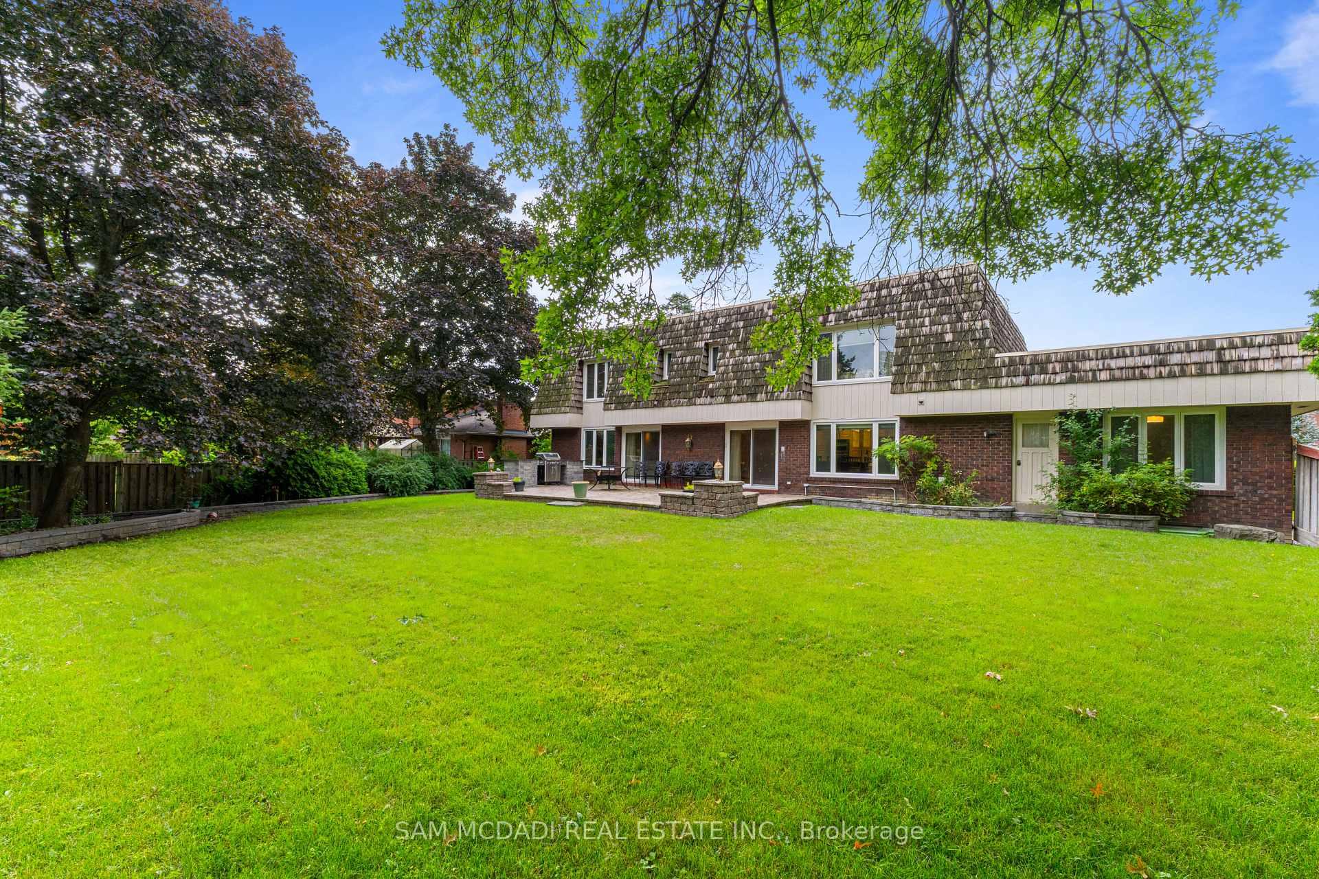 2145 Oneida Crescent
