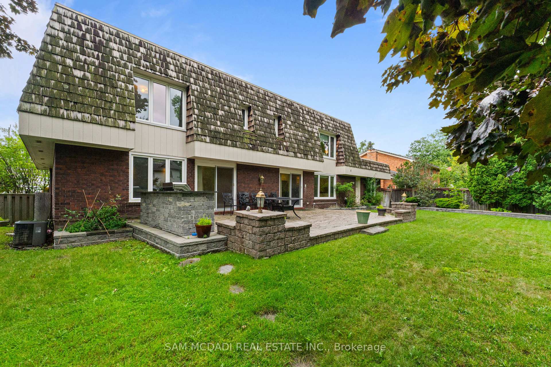 2145 Oneida Crescent
