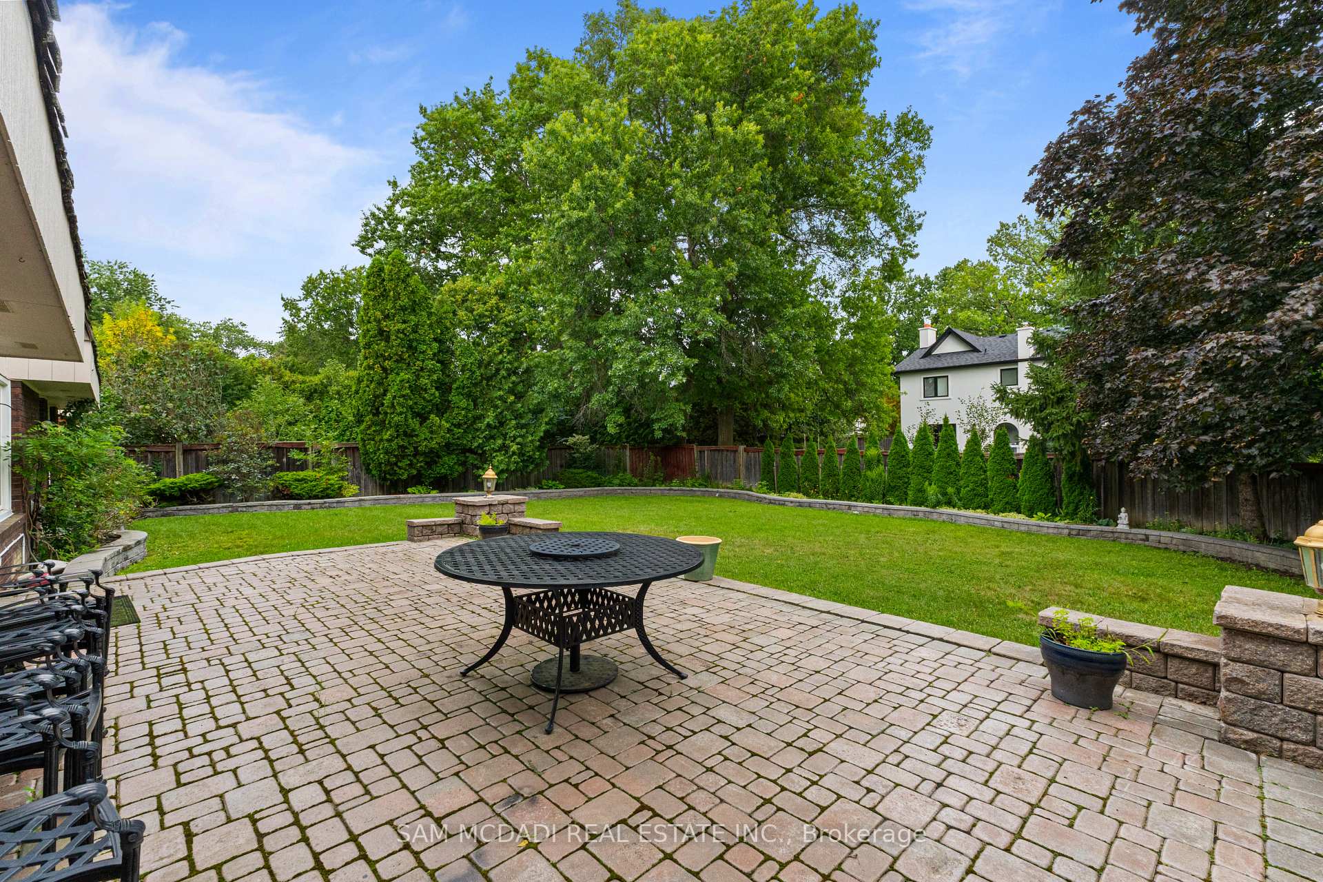 2145 Oneida Crescent