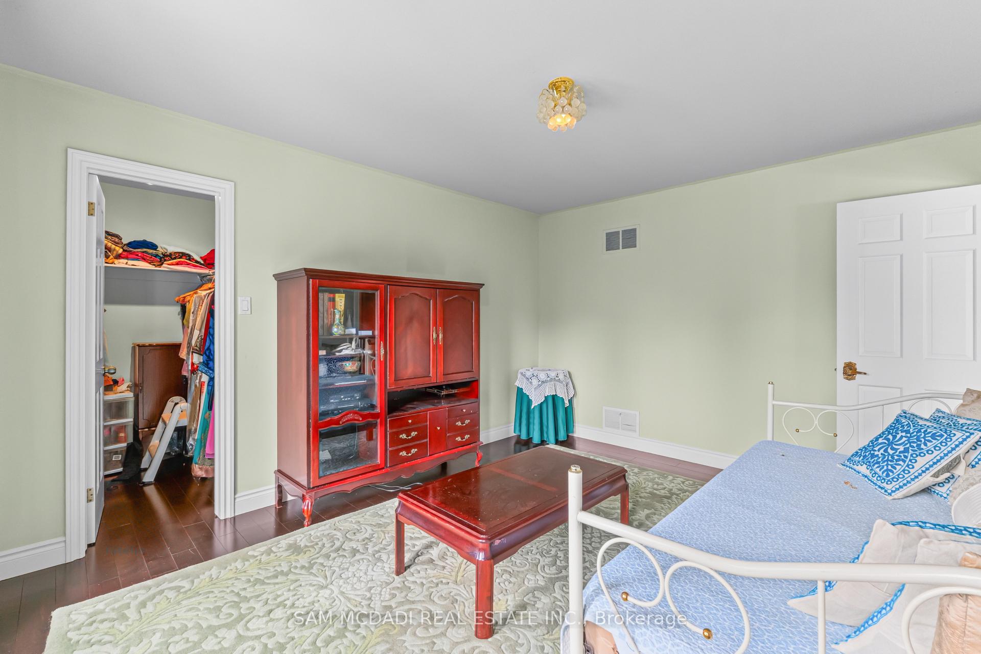 2145 Oneida Crescent