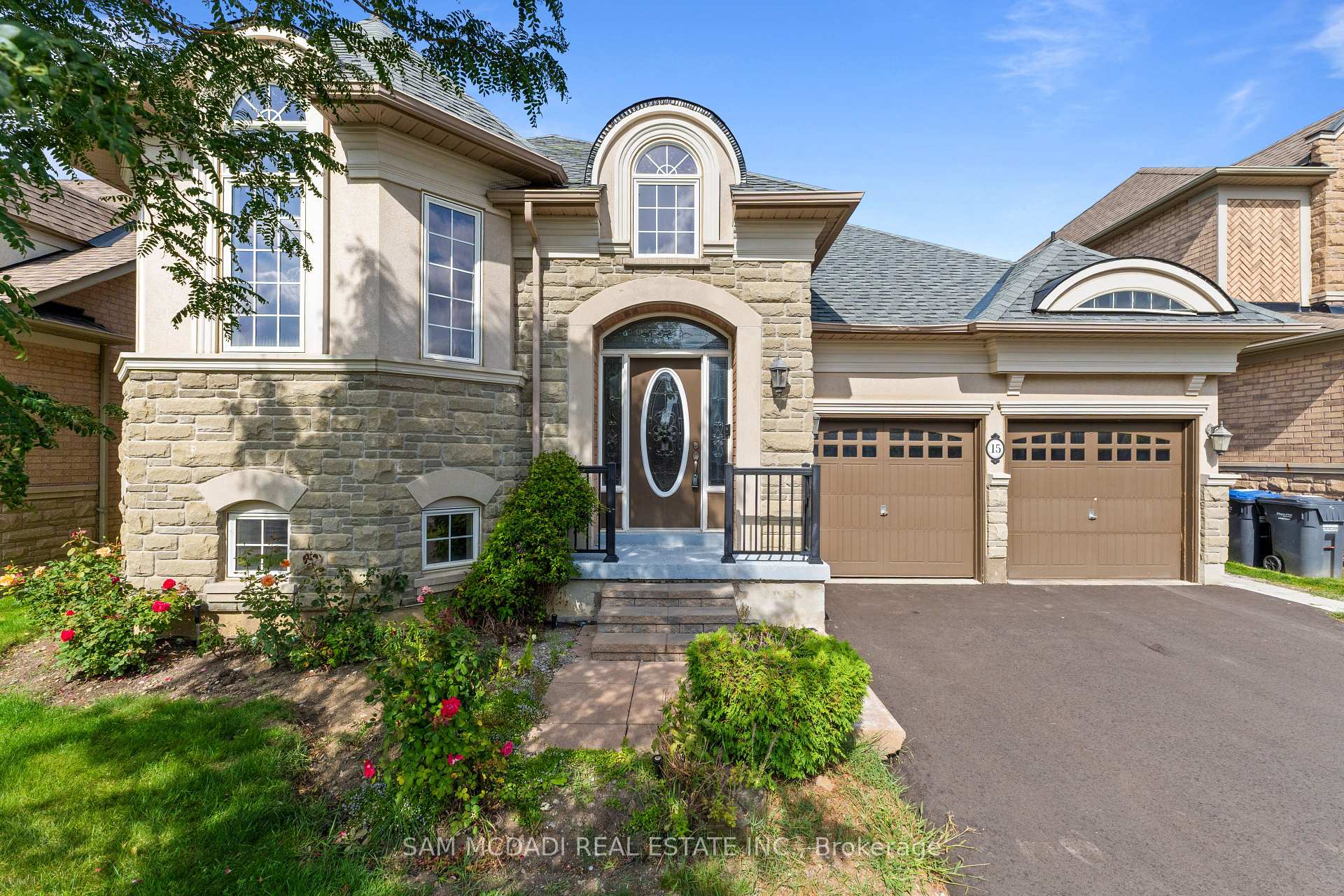 15 Eaglesprings Crescent