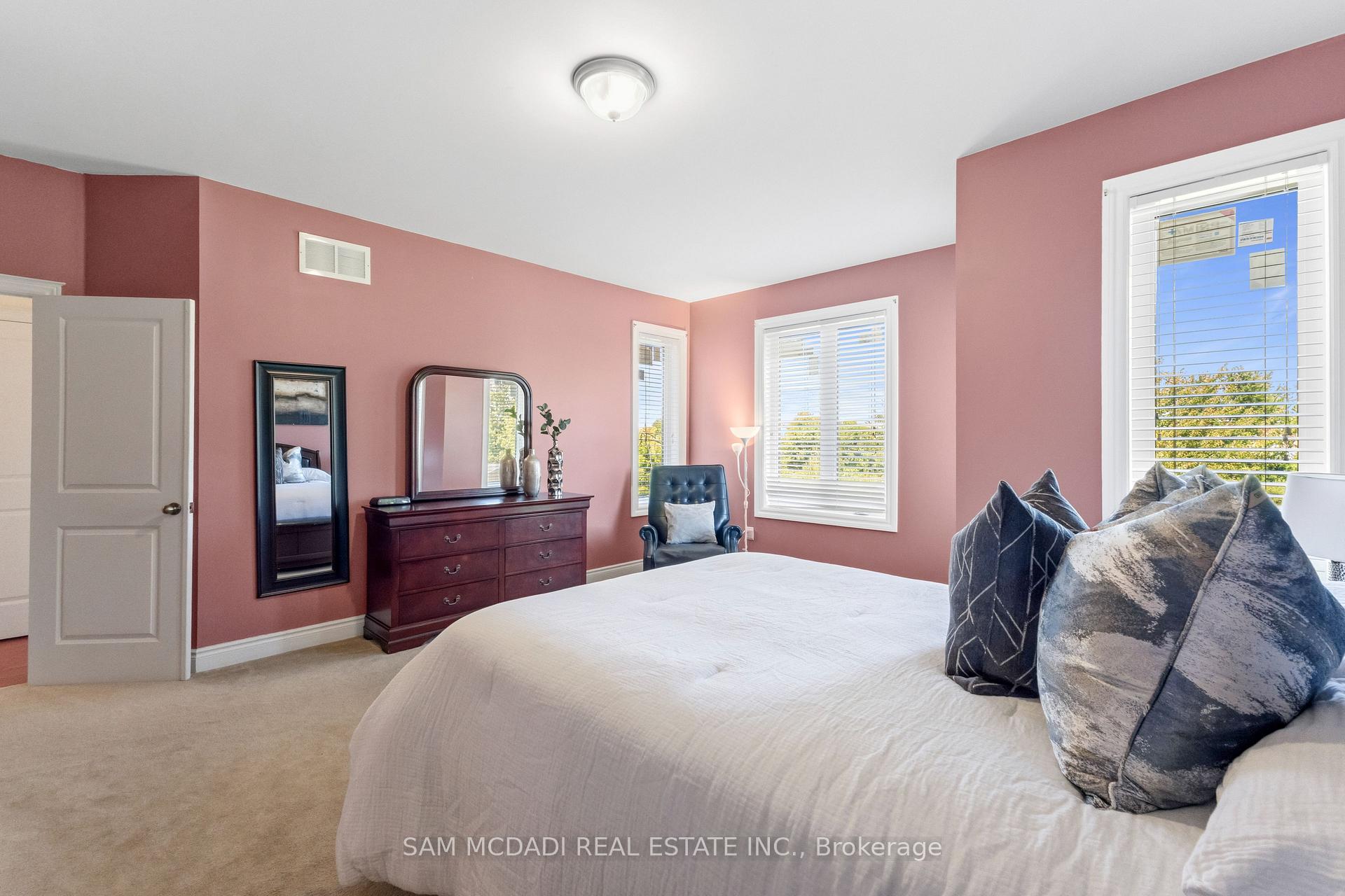 15 Eaglesprings Crescent