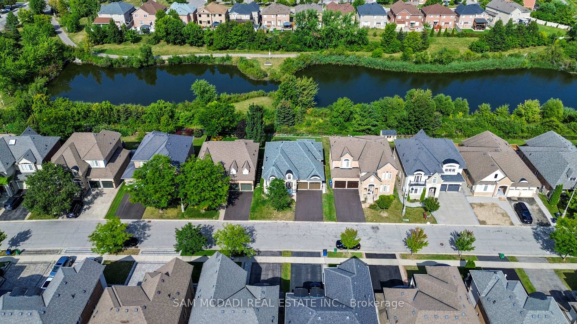 15 Eaglesprings Crescent