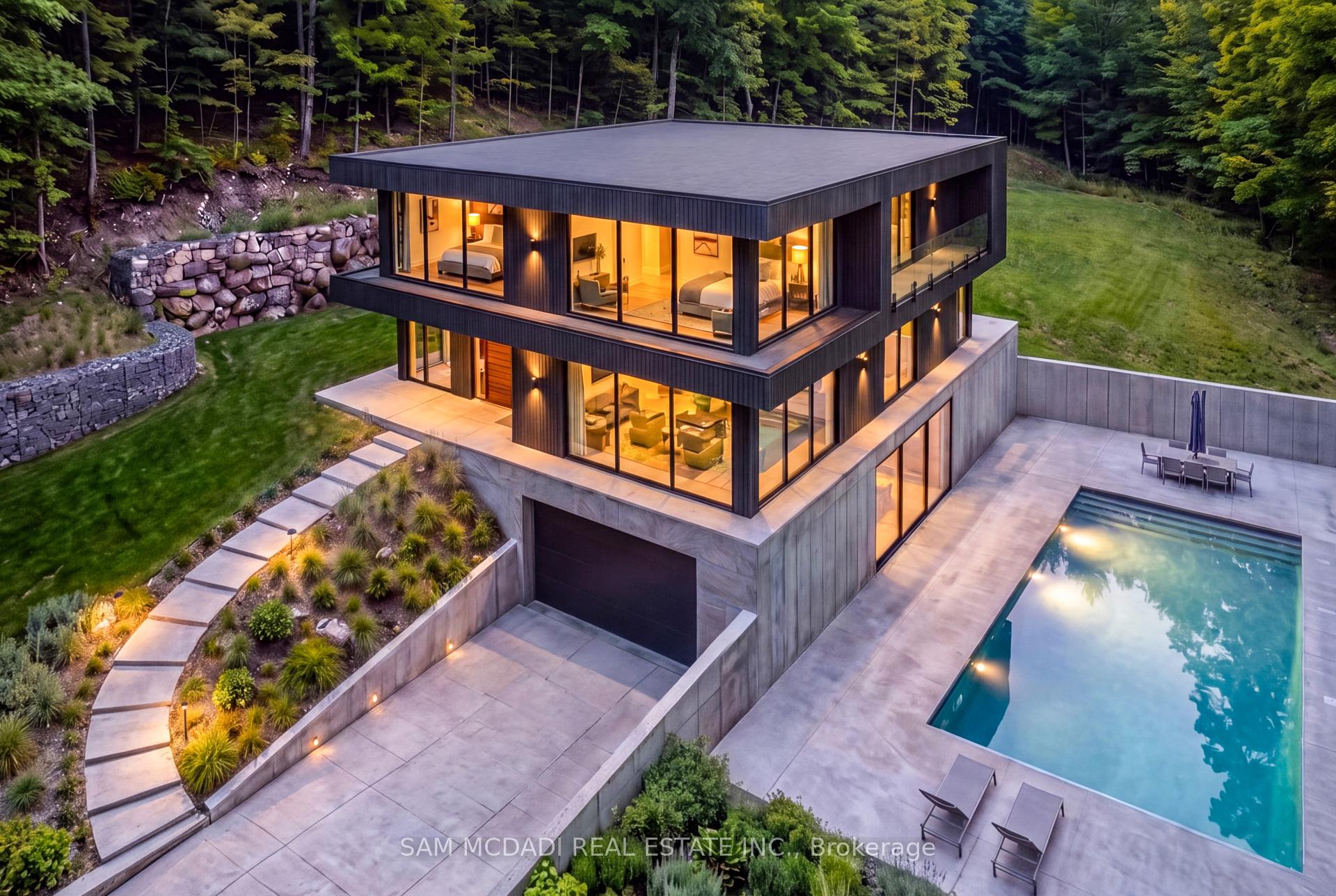 1470 Pinetree Crescent