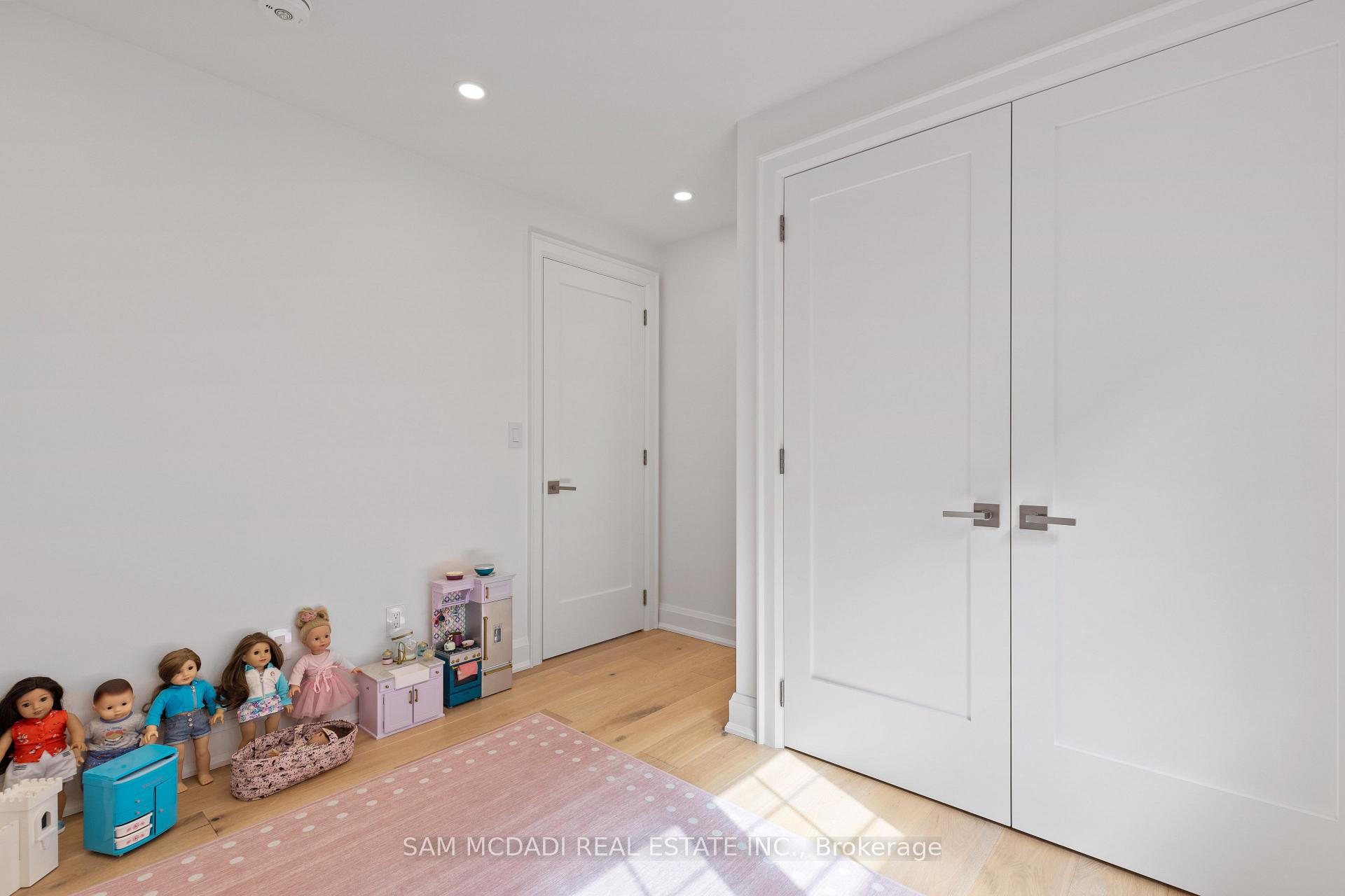 4 Iroquois Avenue