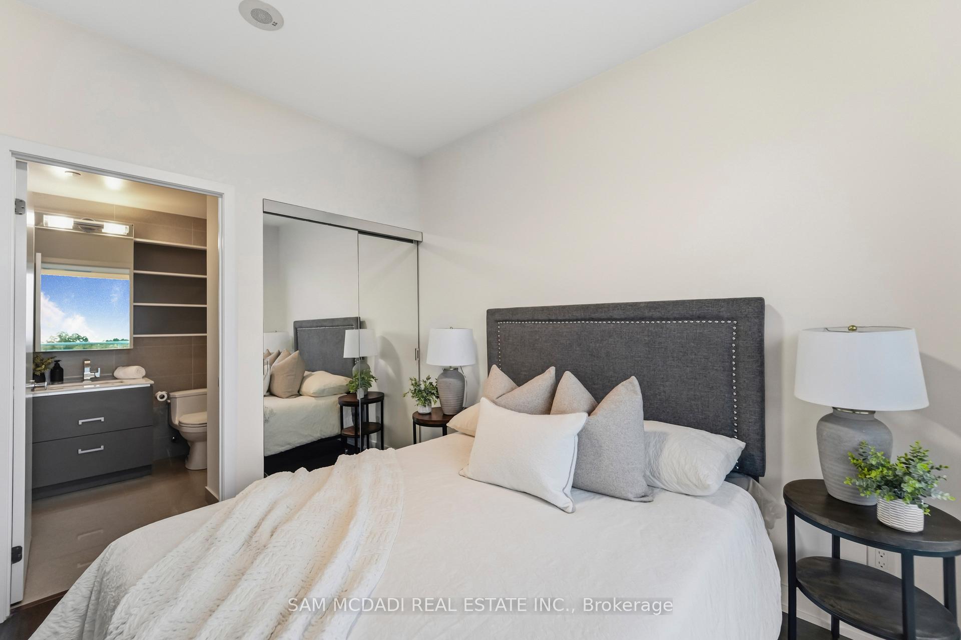 1830 Bloor Street W 817, Toronto Unit: 817