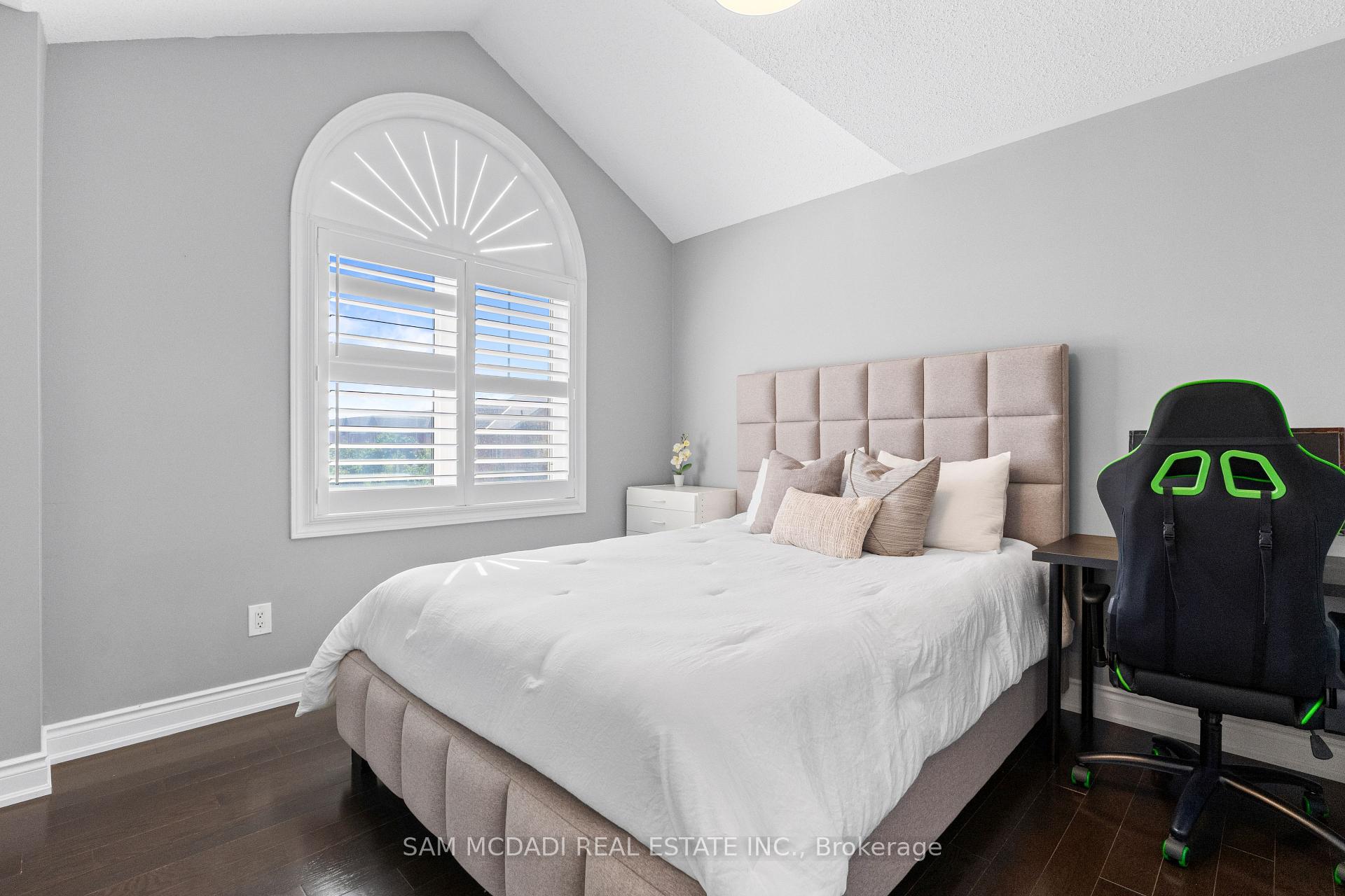 195 Holmes Crescent