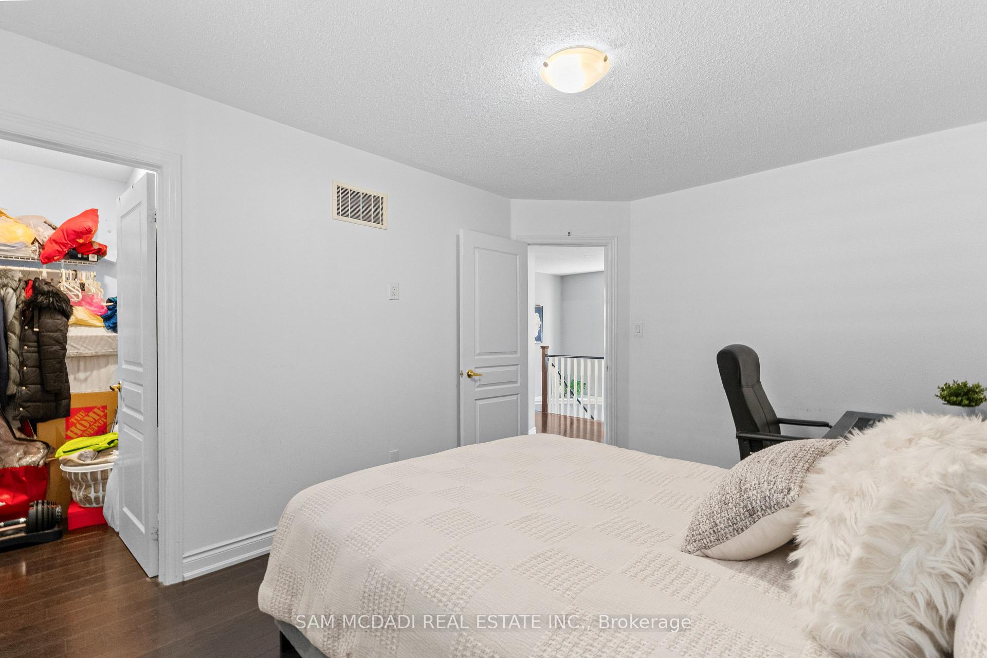 195 Holmes Crescent