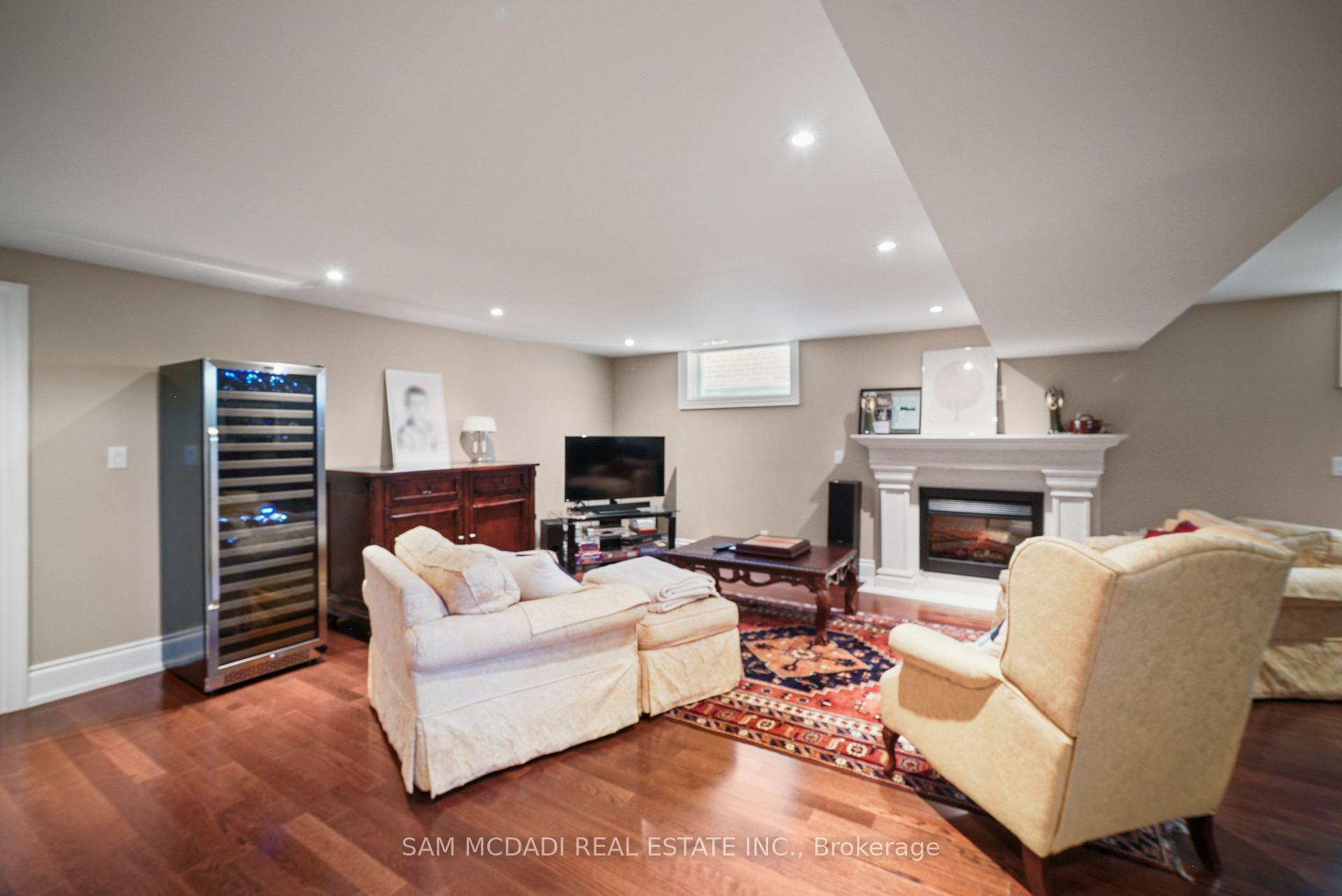 2497 Sharon Crescent