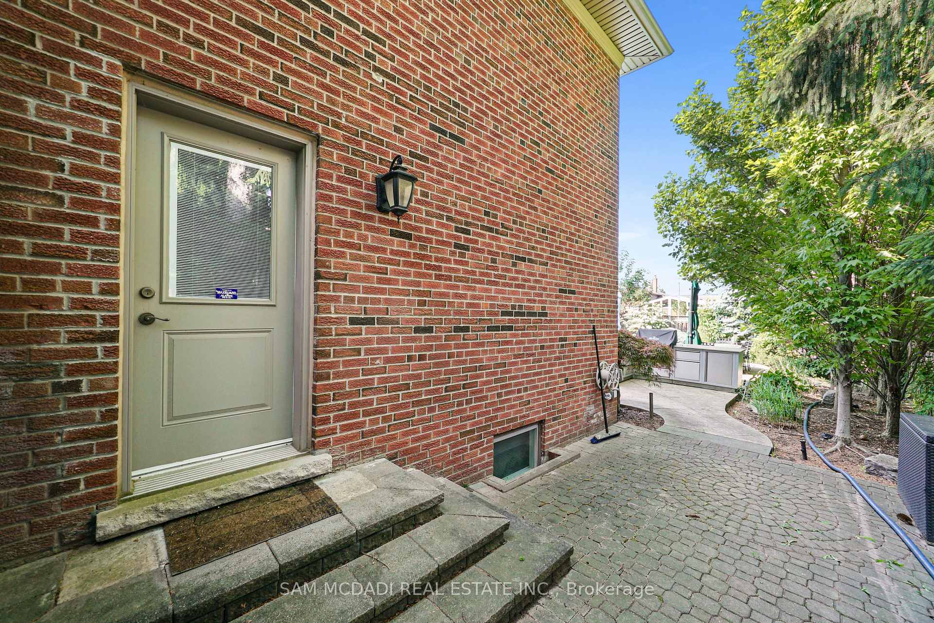 2497 Sharon Crescent