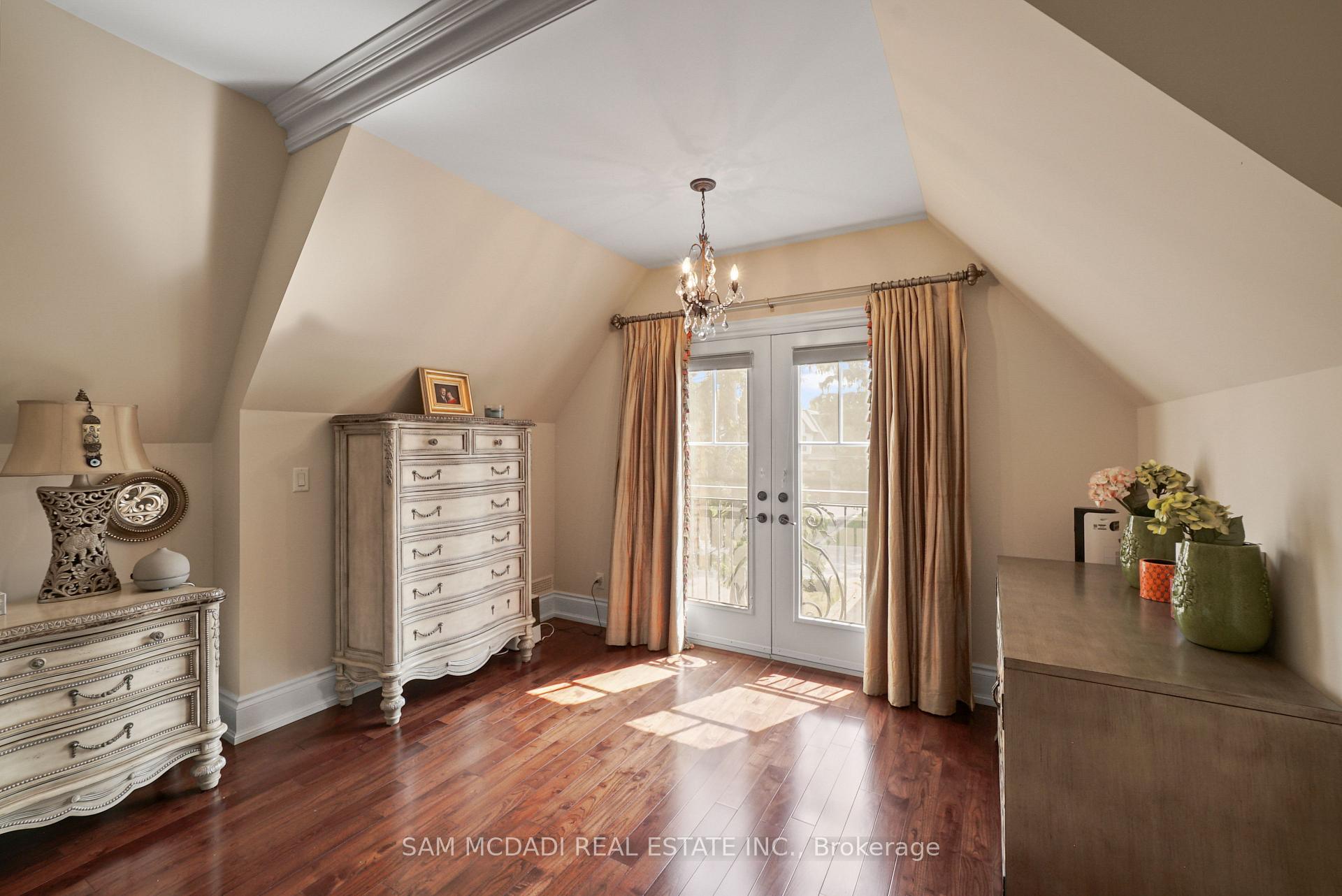 2497 Sharon Crescent