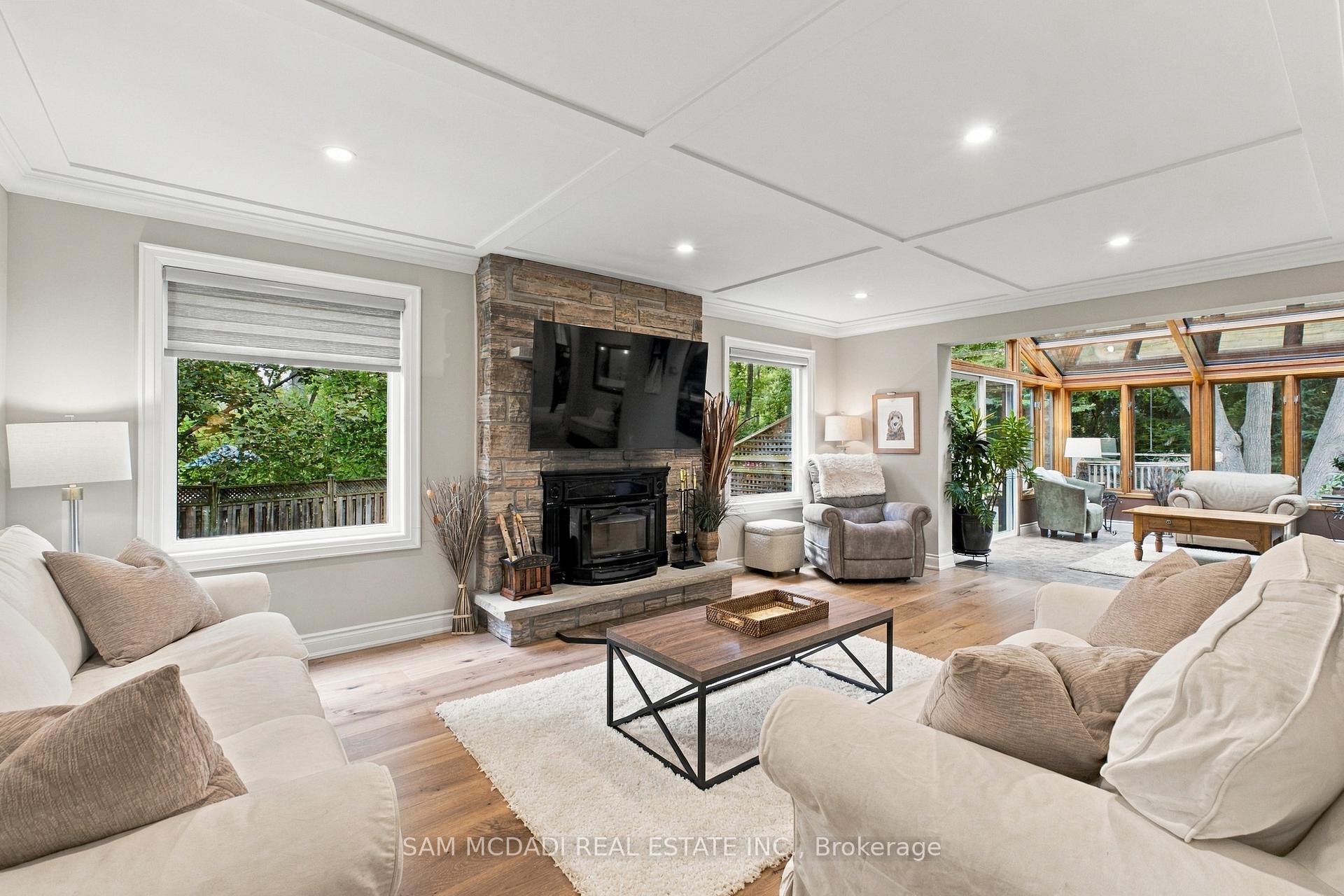 1664 Howat Crescent