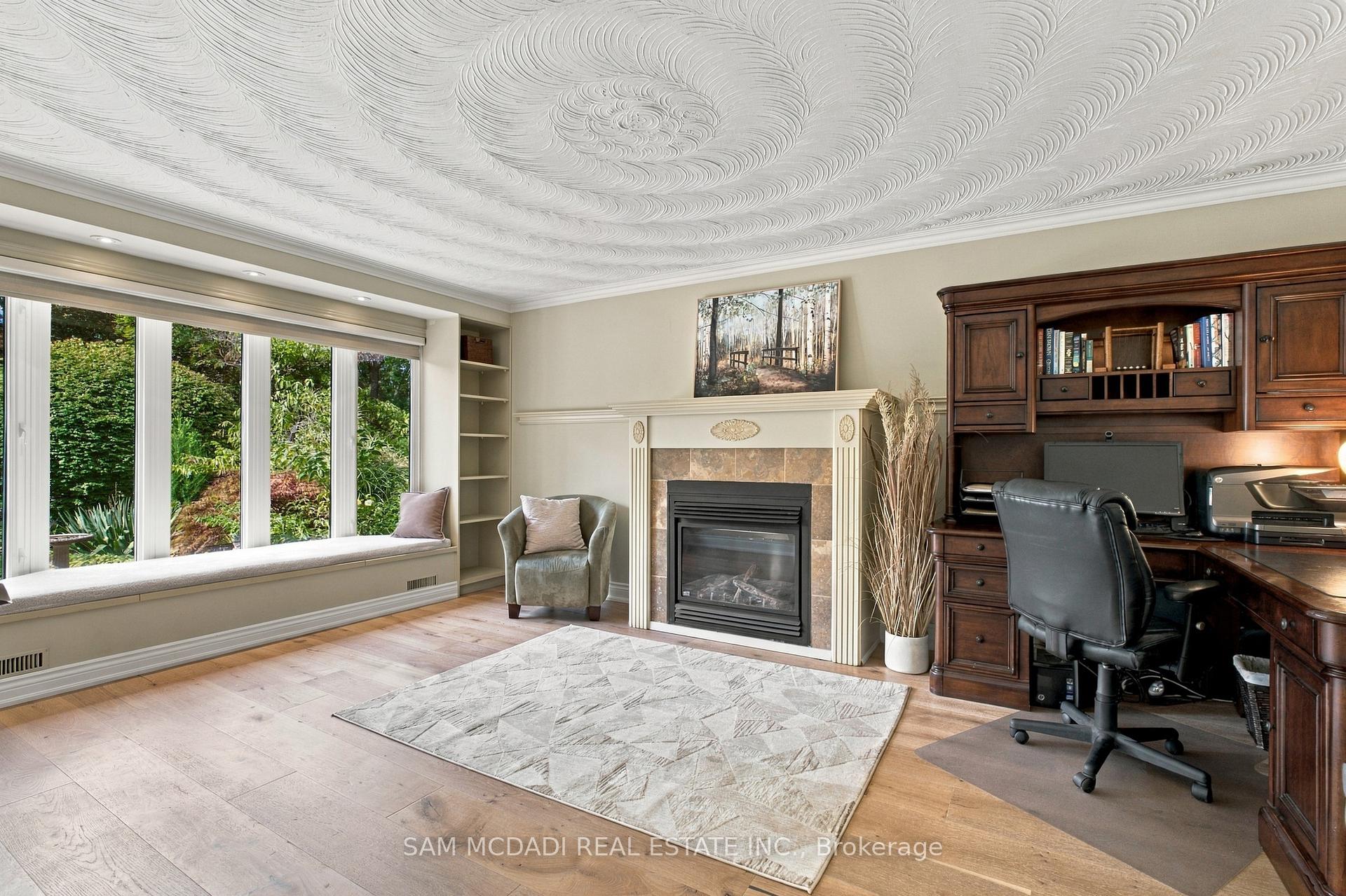 1664 Howat Crescent