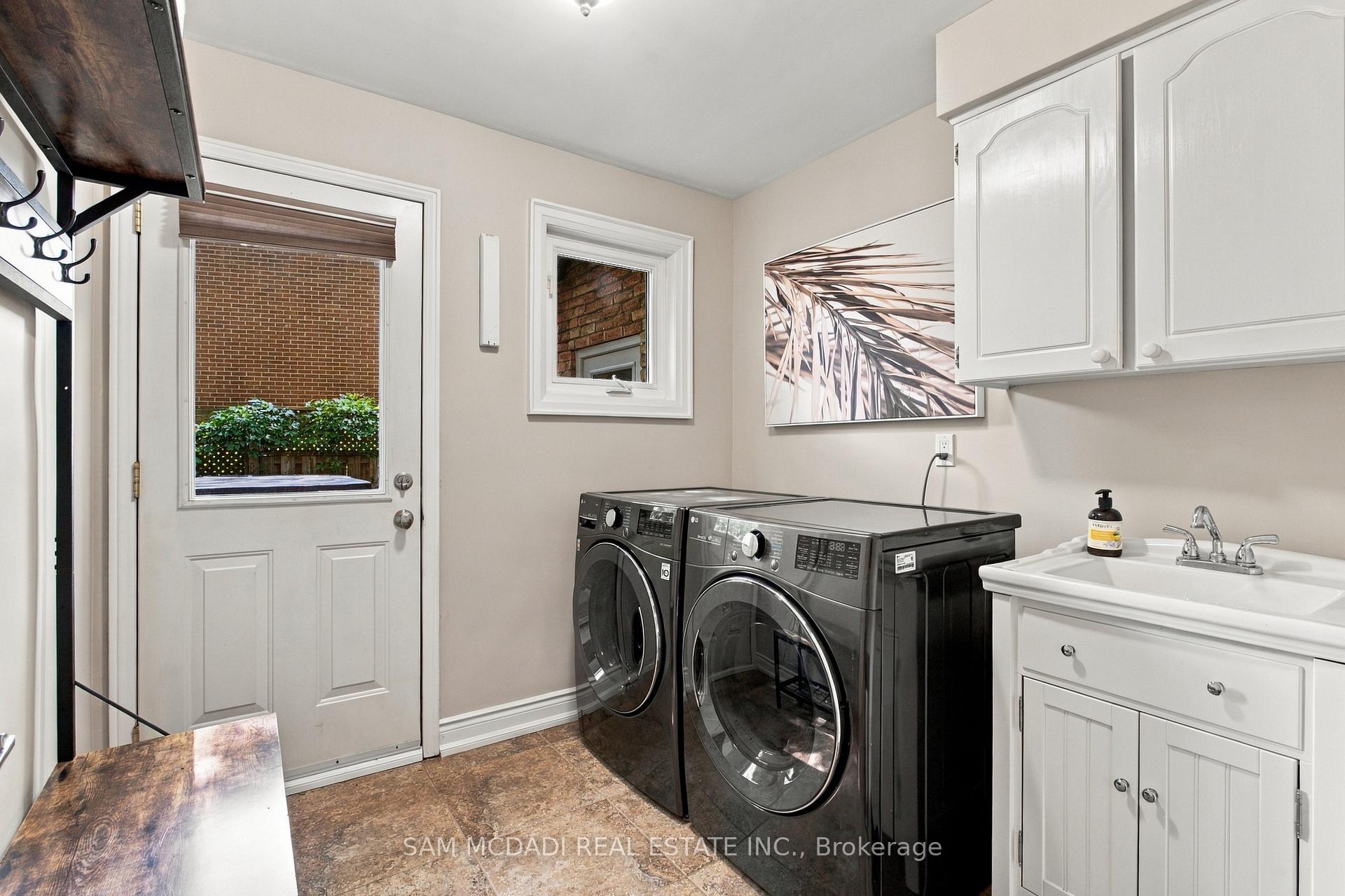 1664 Howat Crescent