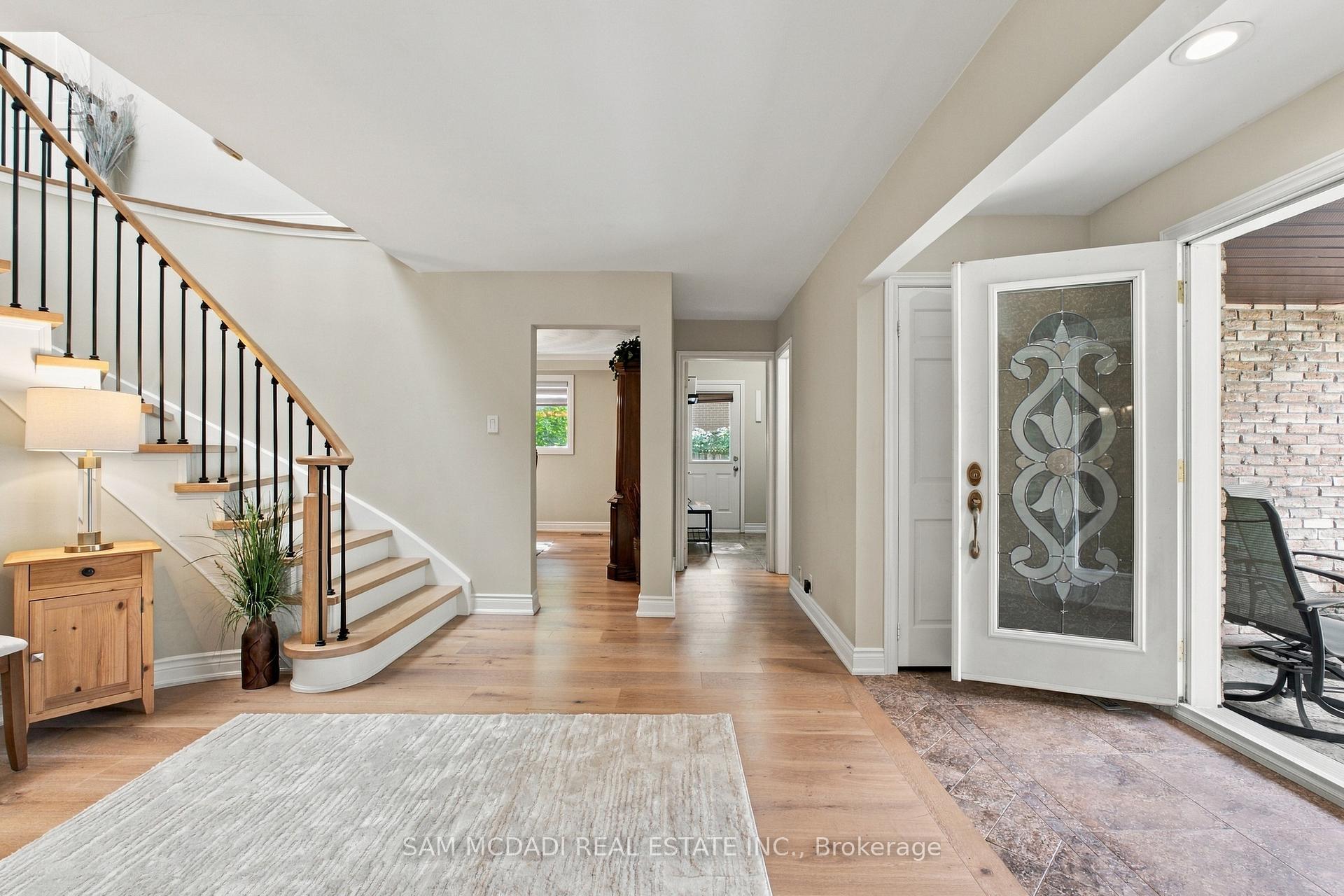 1664 Howat Crescent