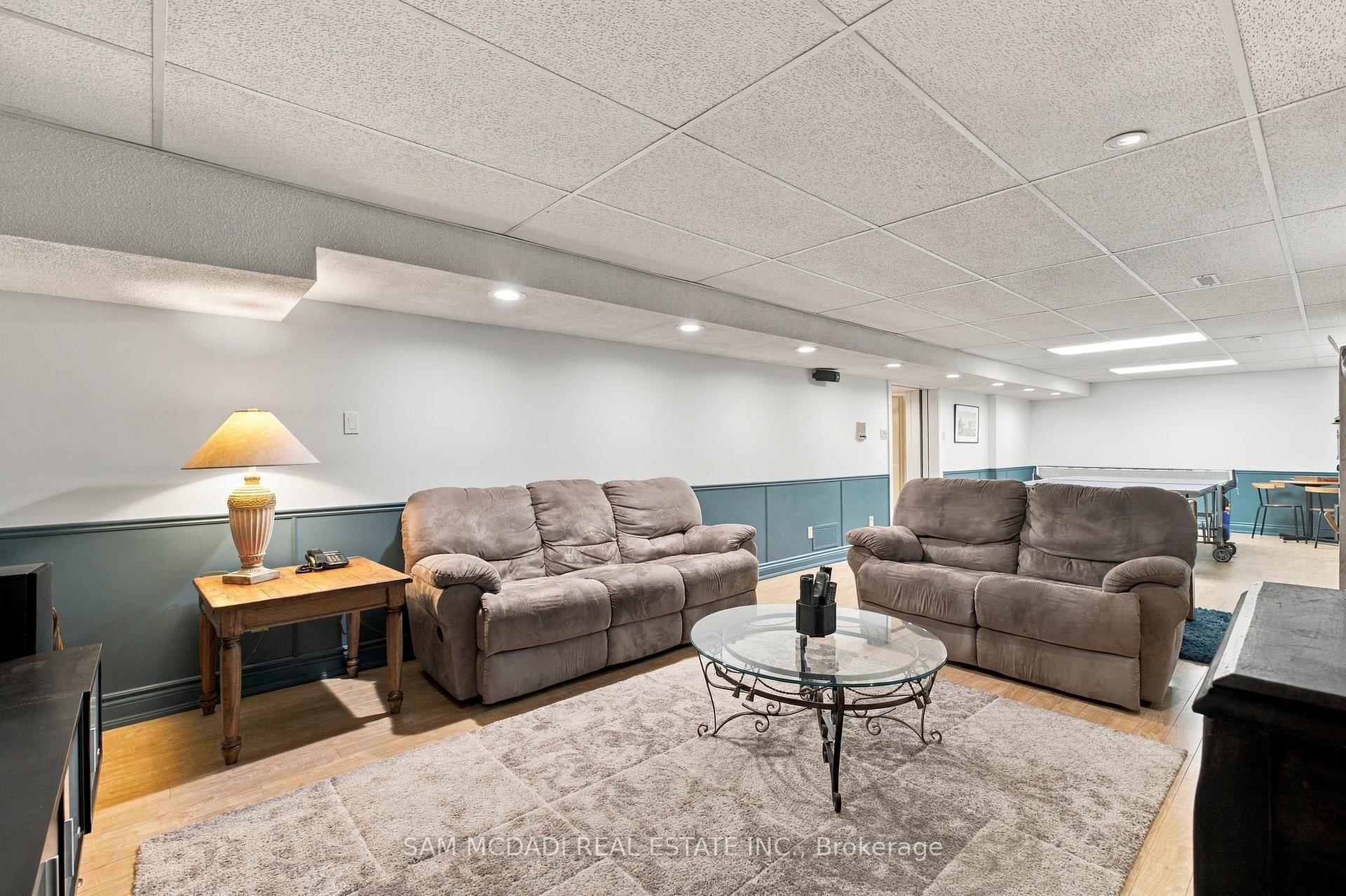 1664 Howat Crescent
