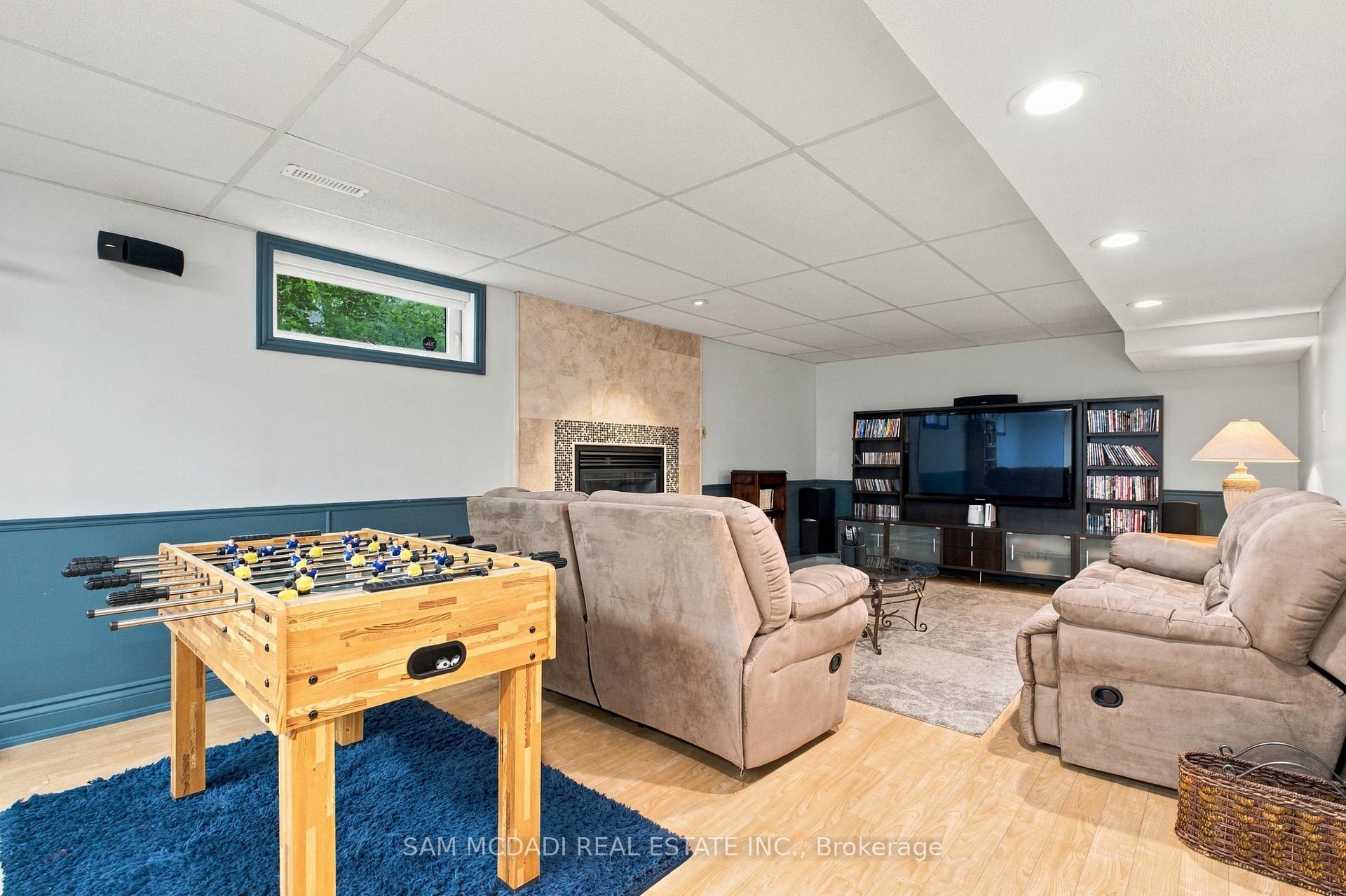 1664 Howat Crescent