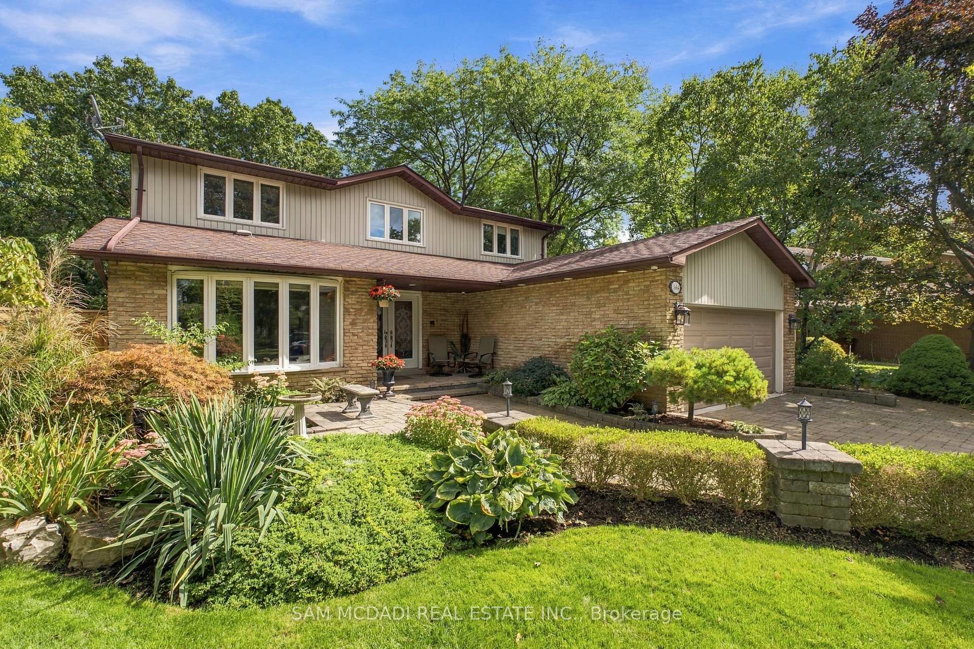 1664 Howat Crescent