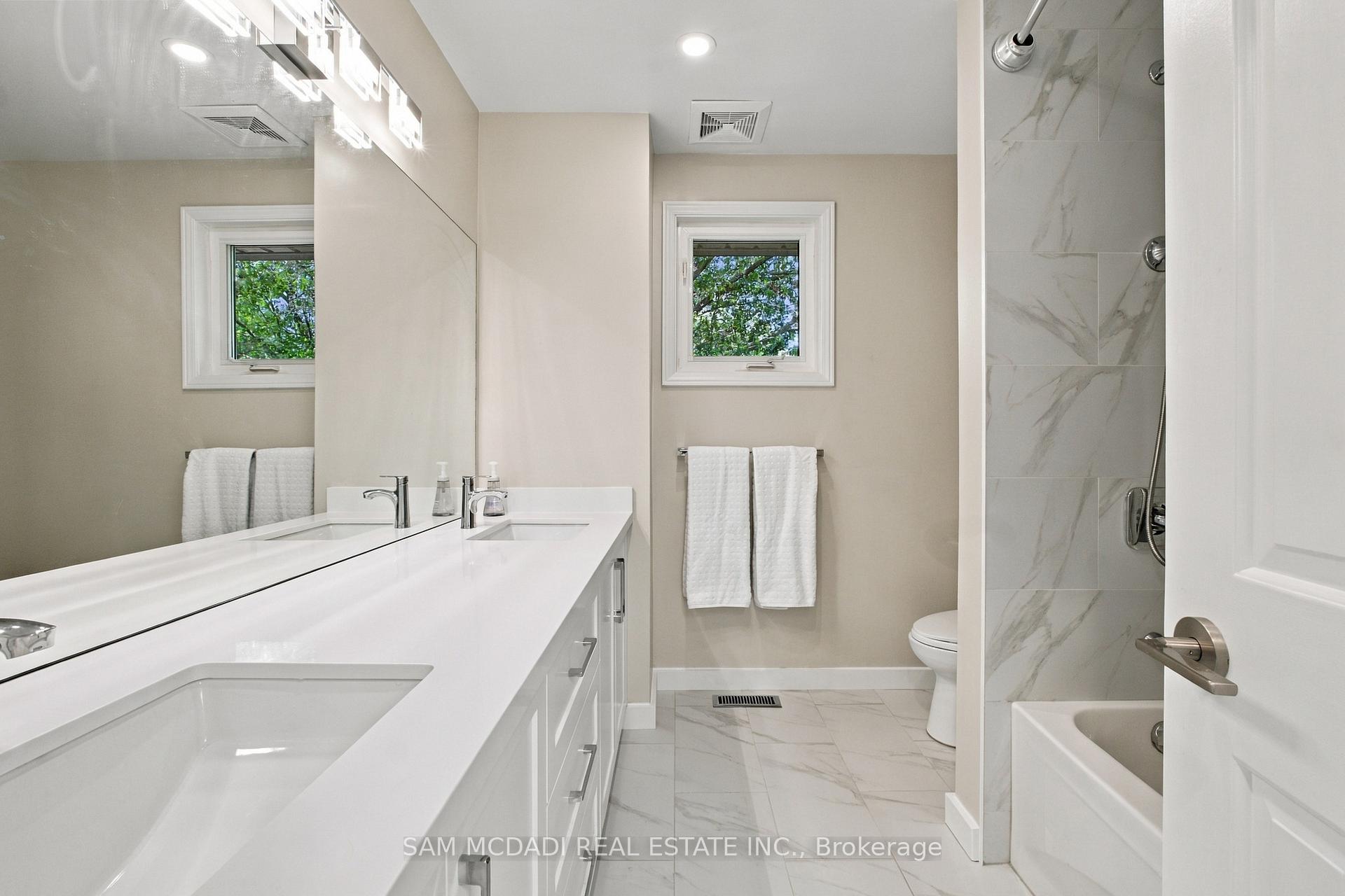 1664 Howat Crescent