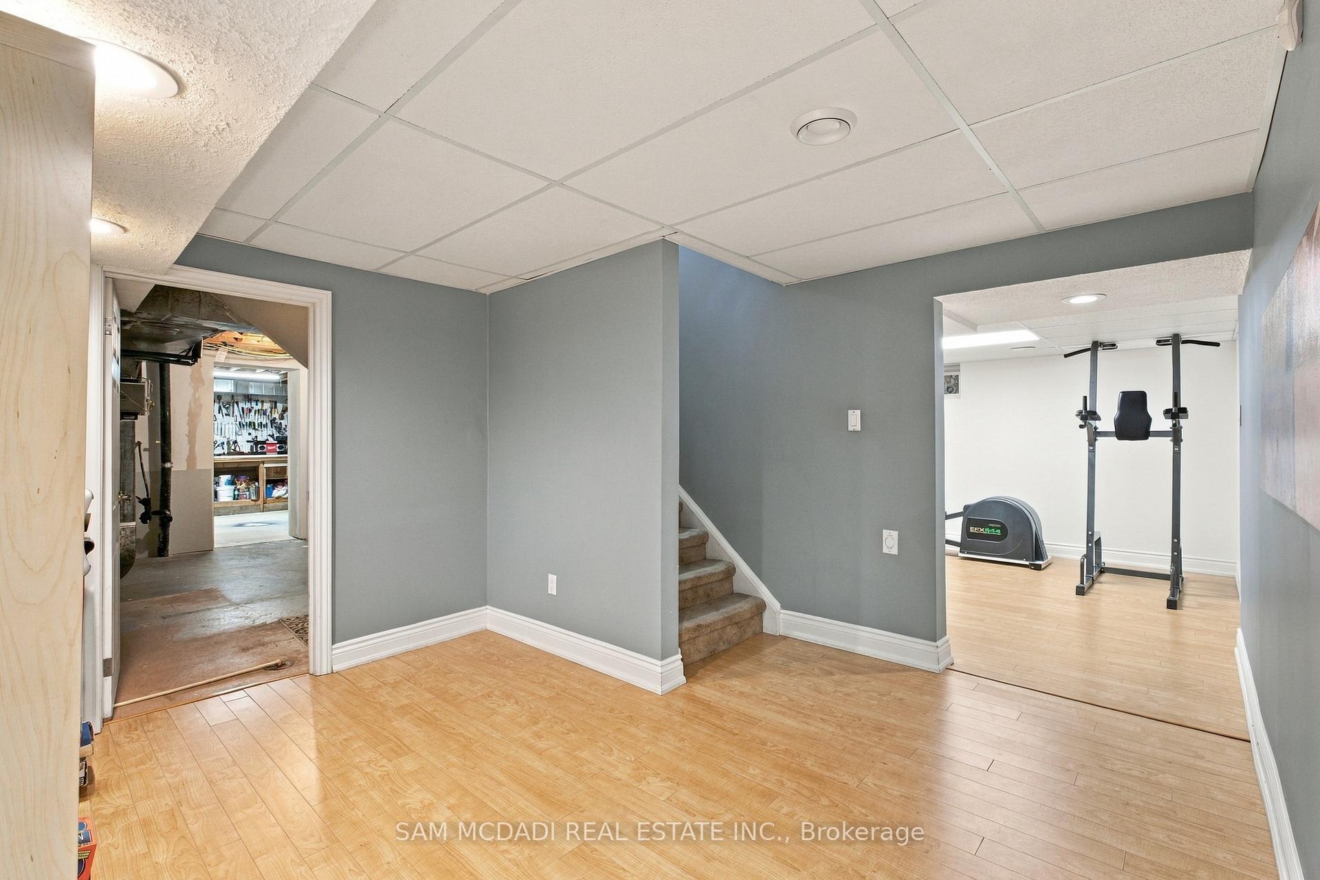 1664 Howat Crescent