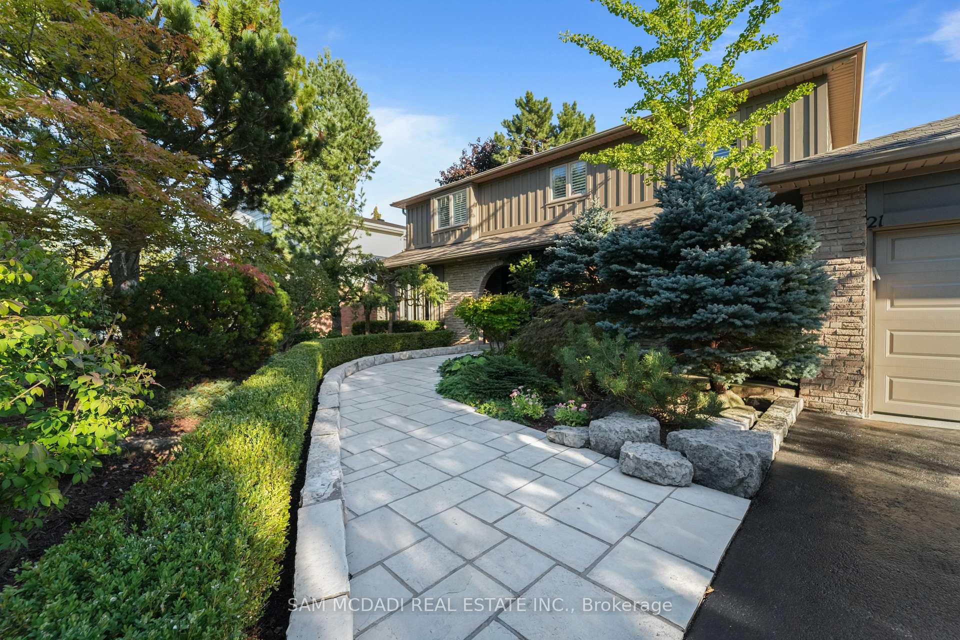 21 Kenninghall Boulevard