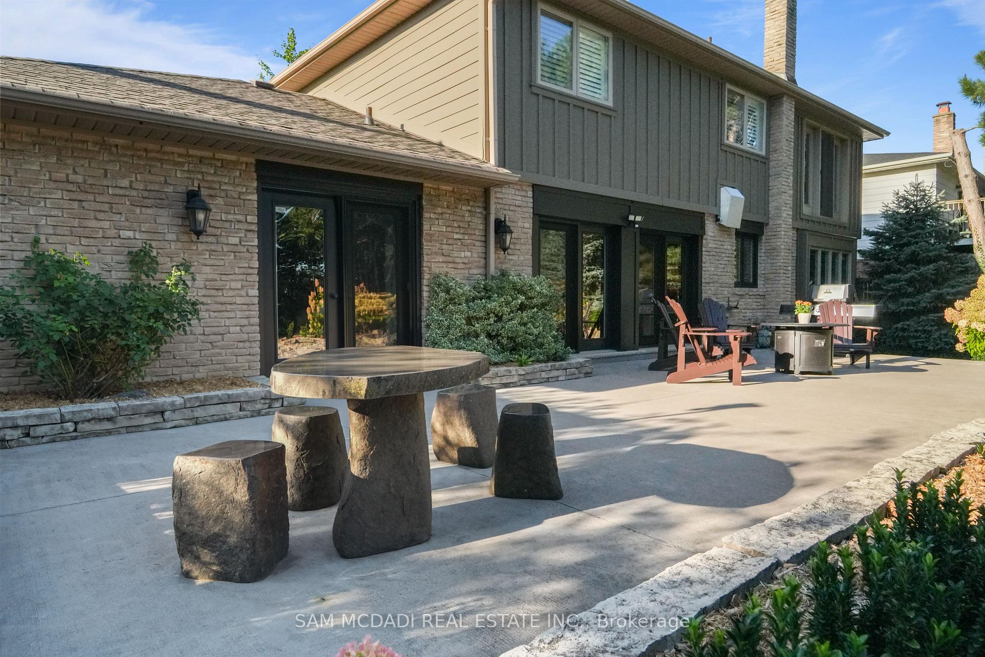21 Kenninghall Boulevard