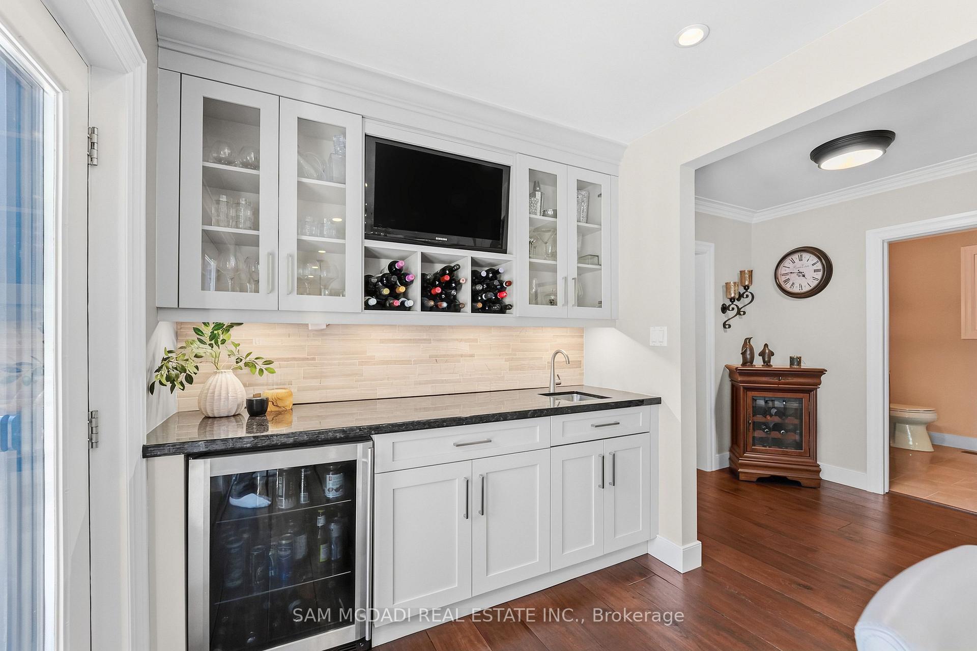 21 Kenninghall Boulevard