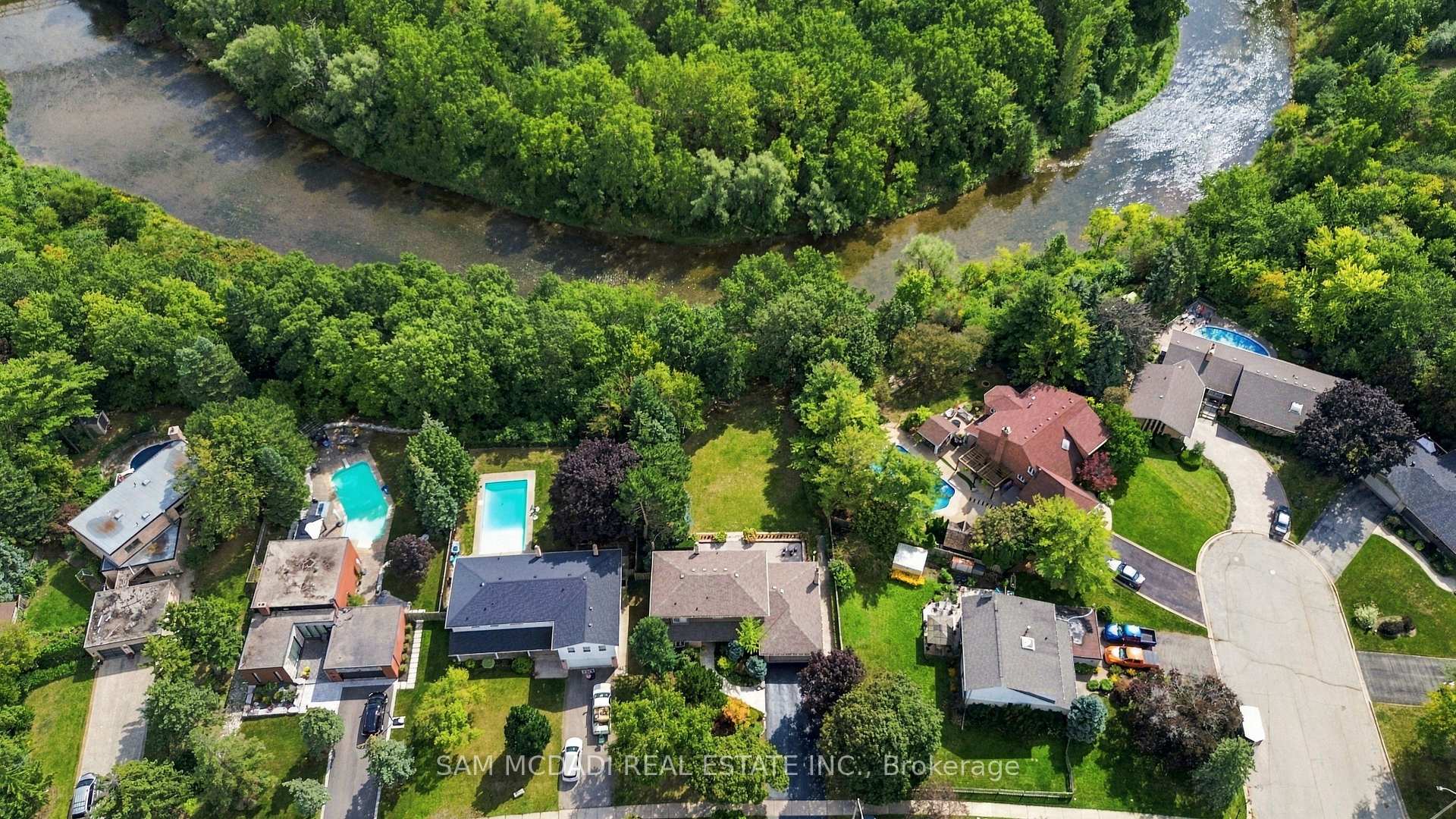 21 Kenninghall Boulevard