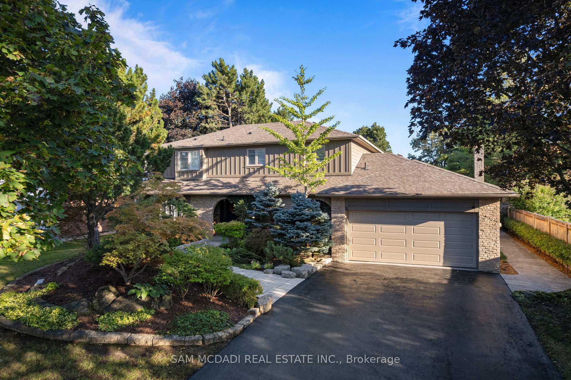 21 Kenninghall Boulevard