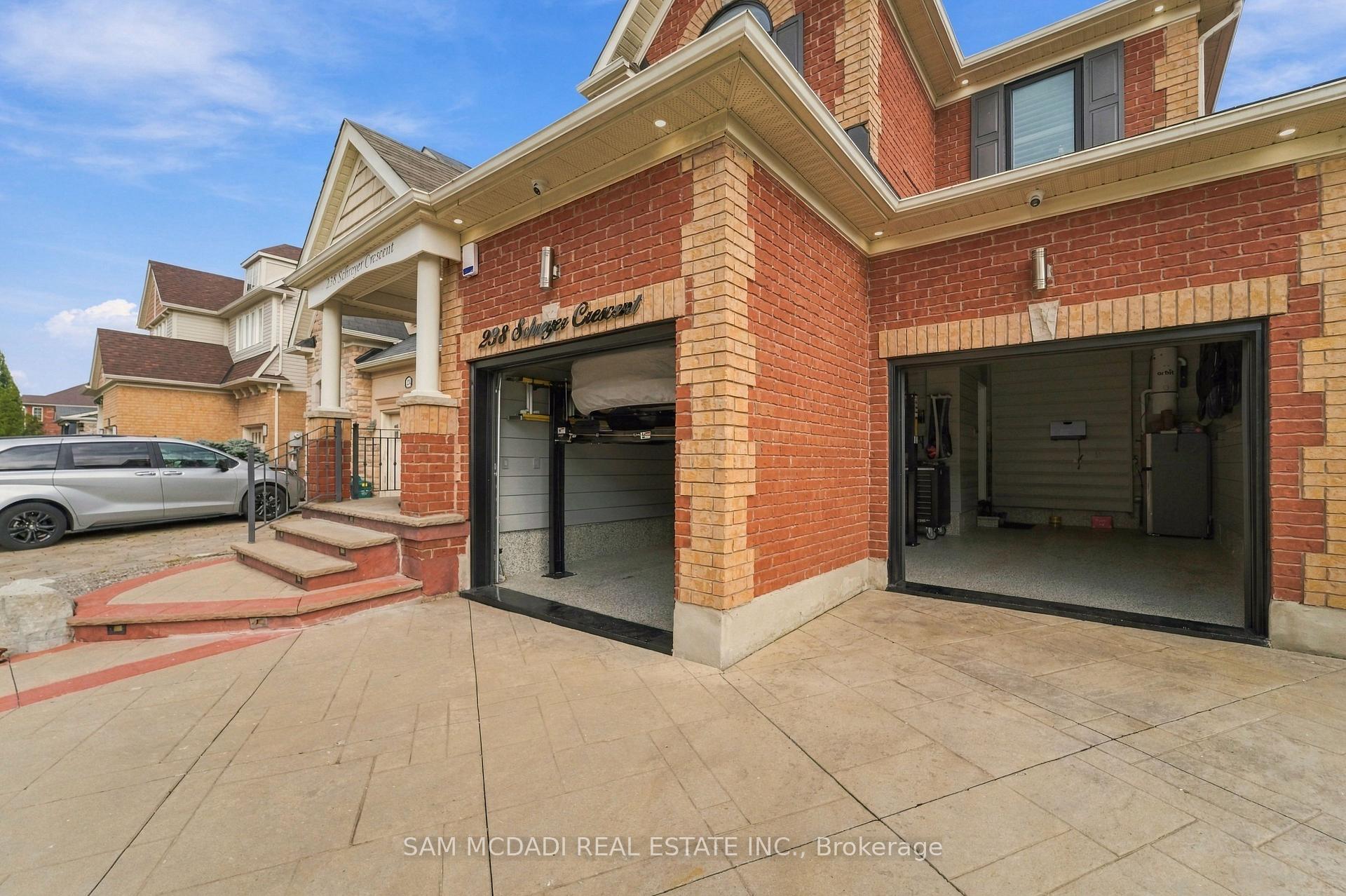 238 Schreyer Crescent