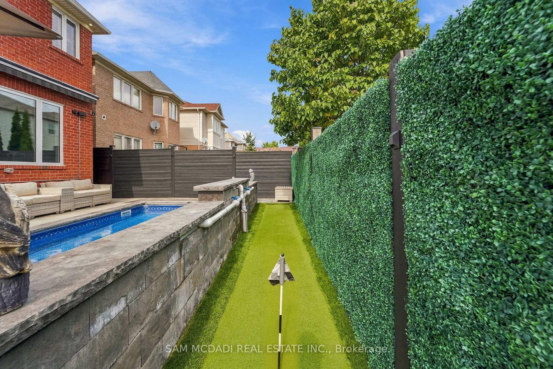 238 Schreyer Crescent