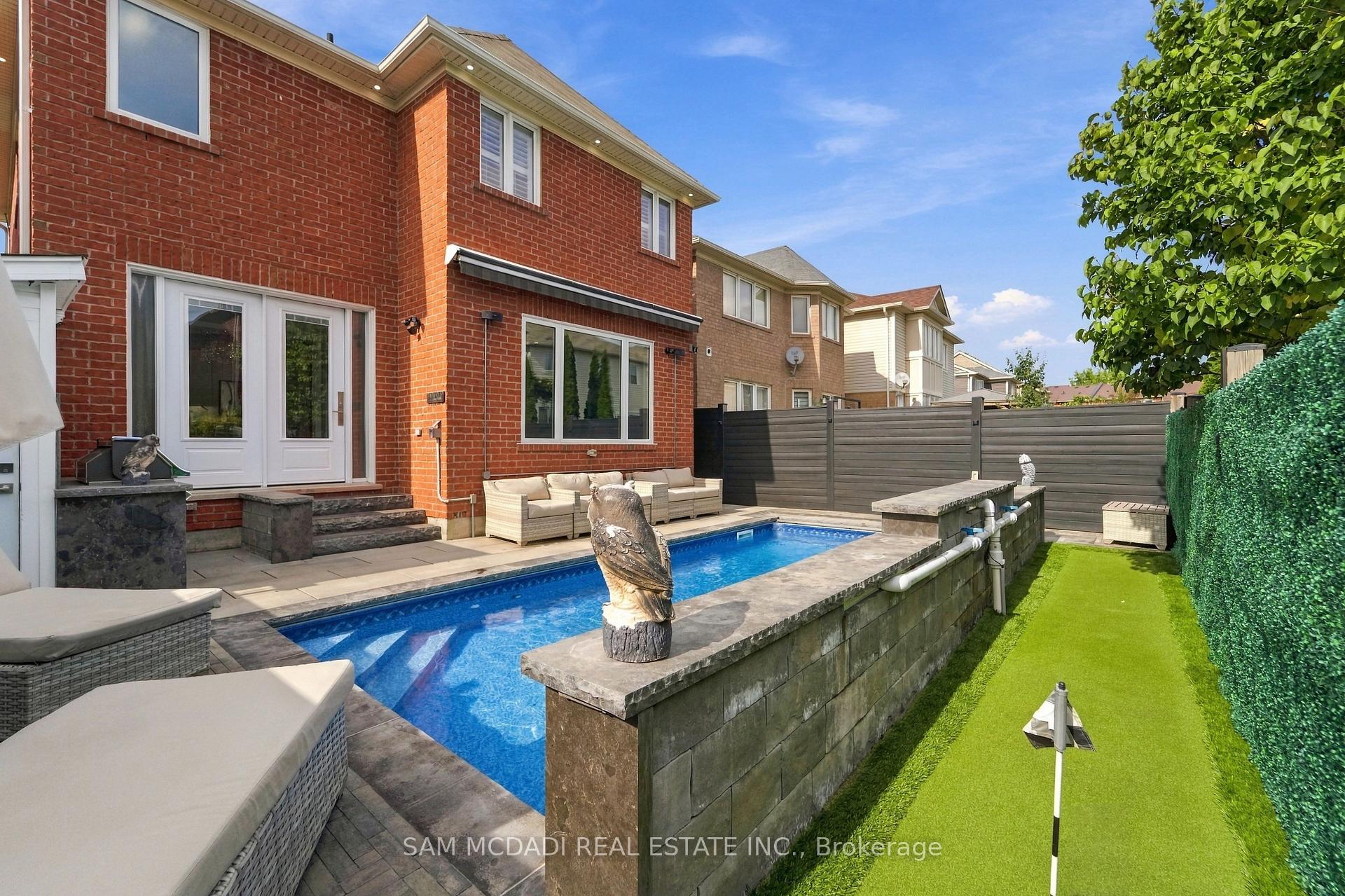 238 Schreyer Crescent