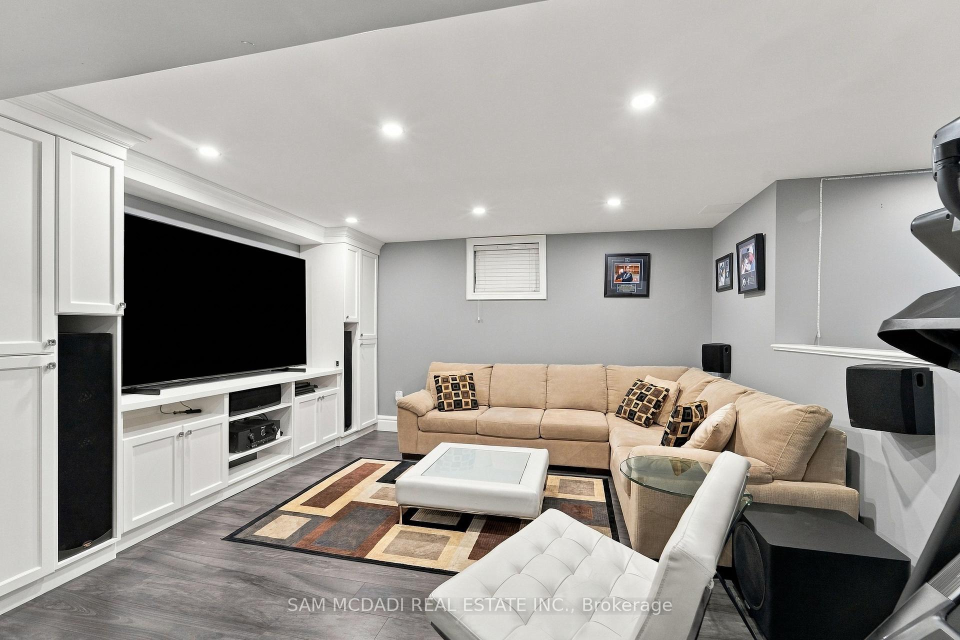 238 Schreyer Crescent