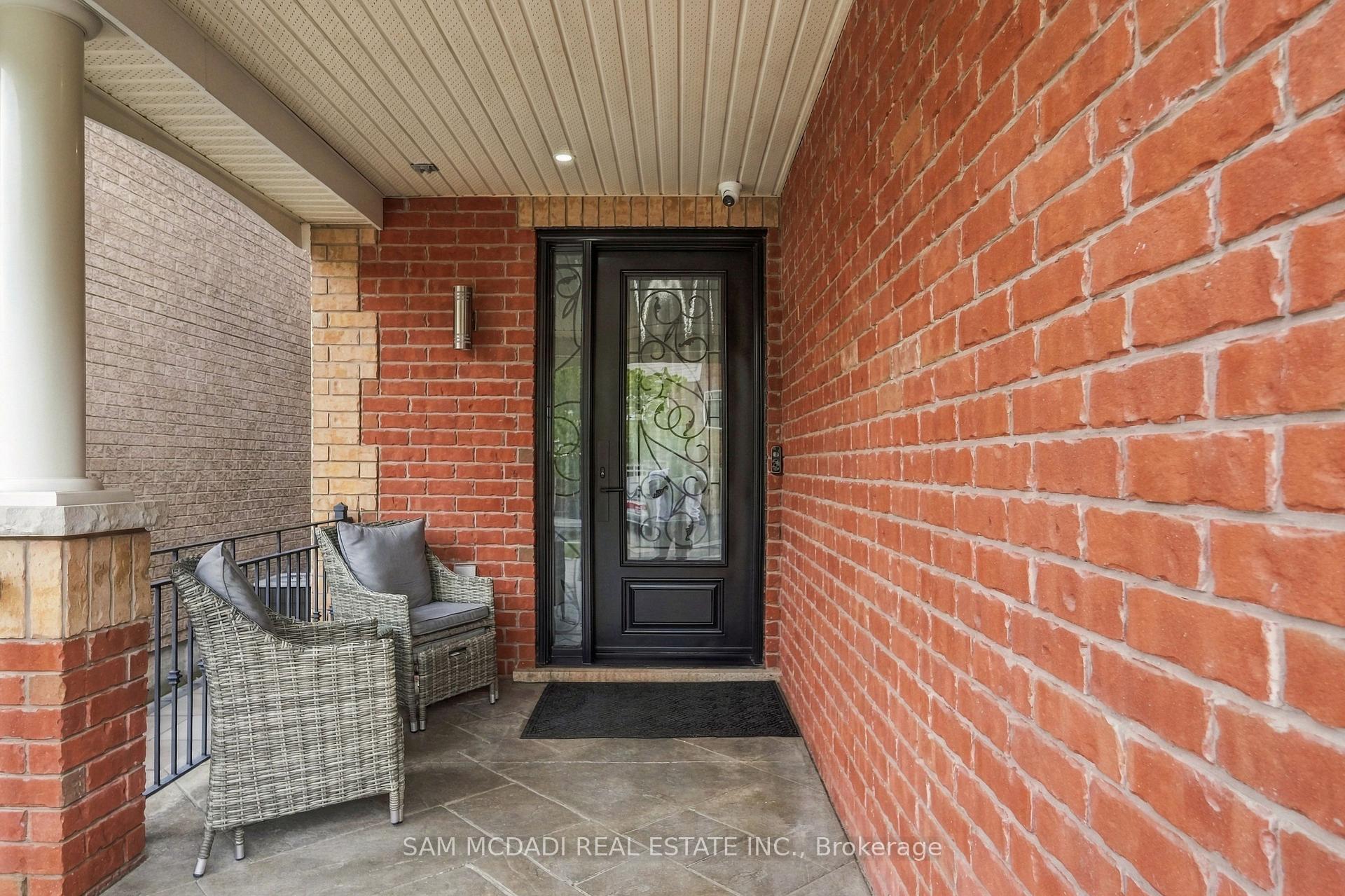 238 Schreyer Crescent