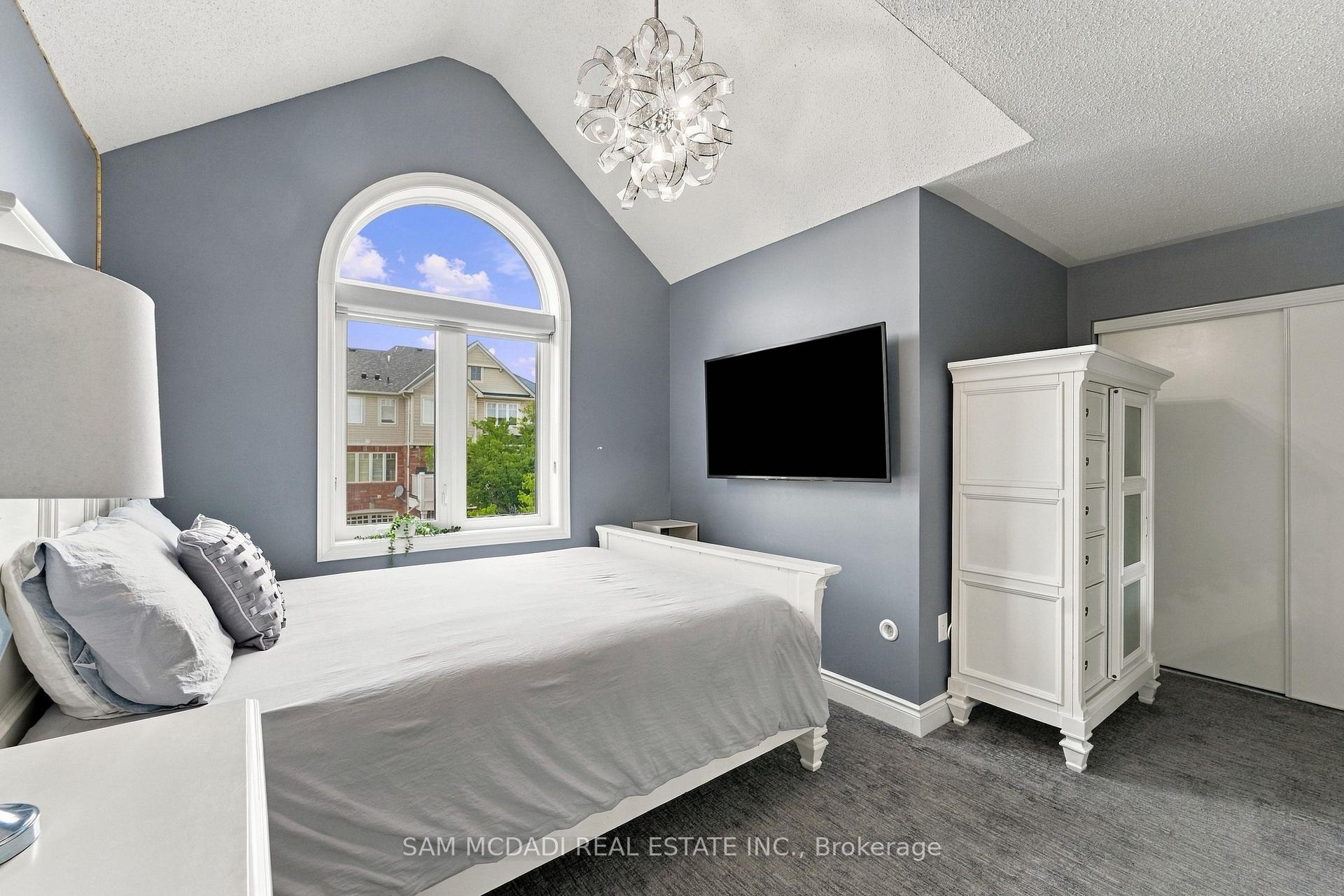 238 Schreyer Crescent