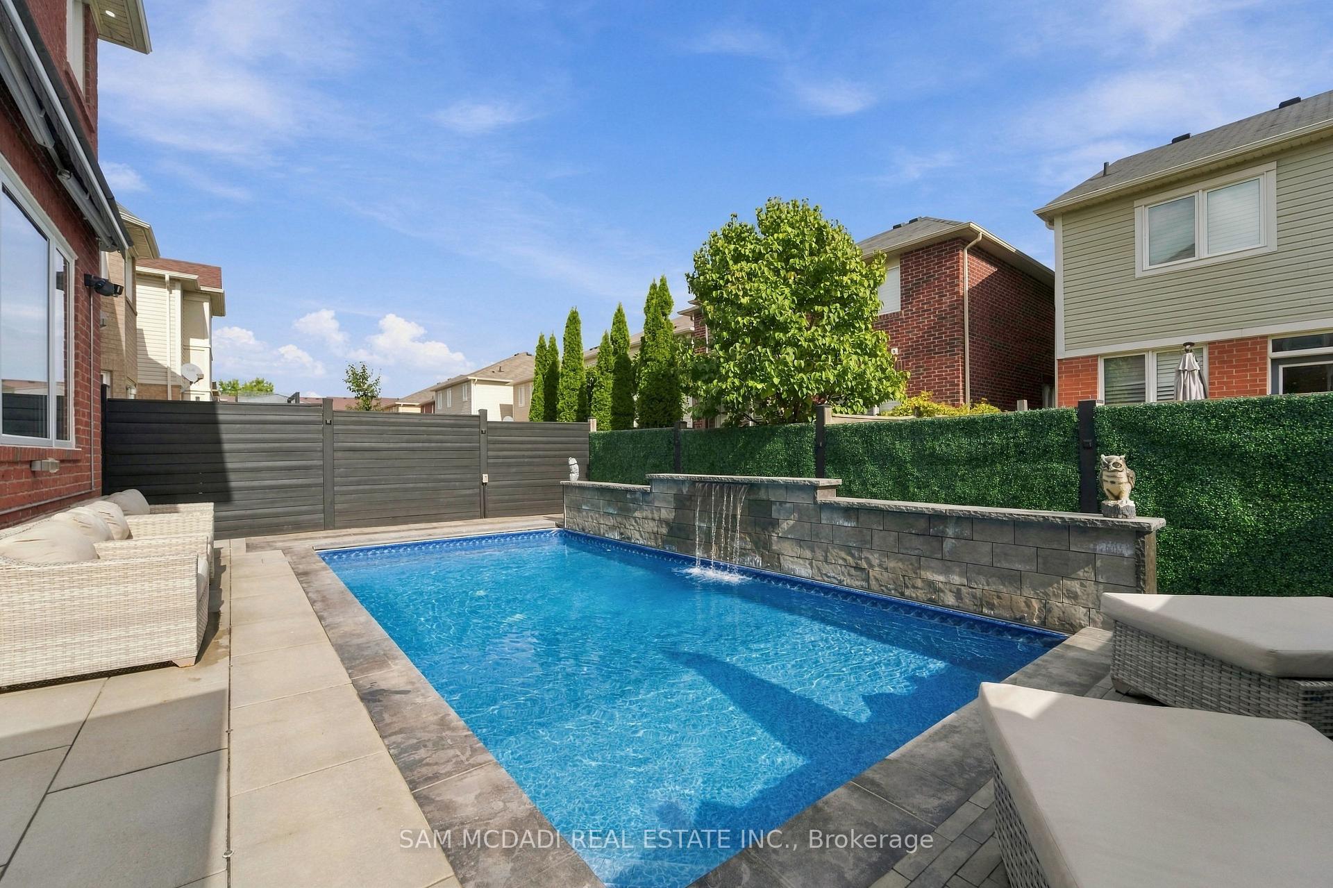 238 Schreyer Crescent